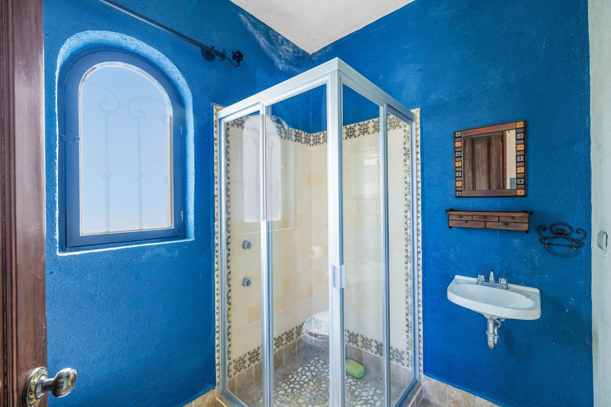 Casa Siqueiros Zirándaro — Zirándaro, San Miguel de Allende — photo 18 — vibrant cobalt spa sanctuary