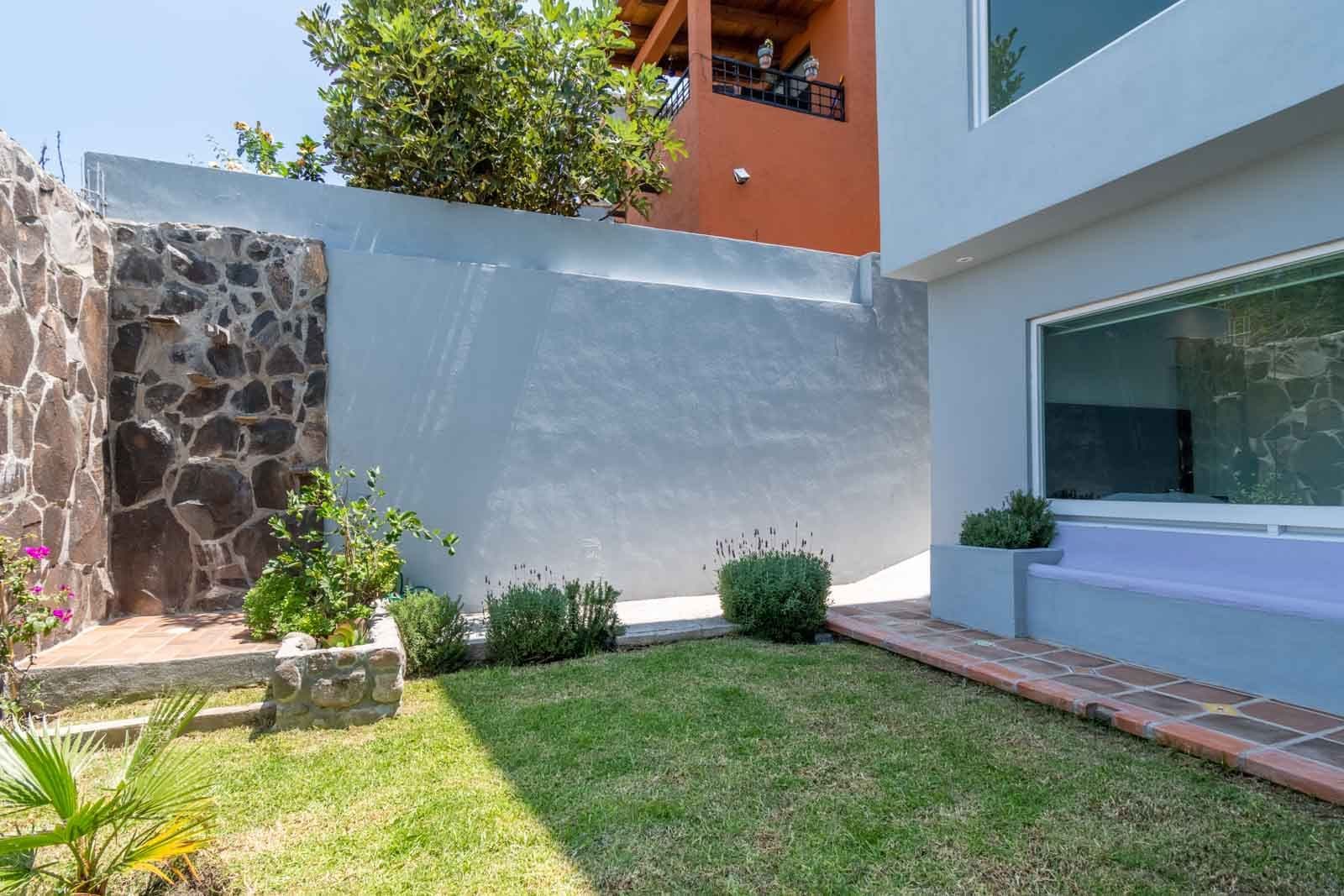 Casa Verona — El Capricho, San Miguel de Allende — photo 23 — serene courtyard with mature landscaping