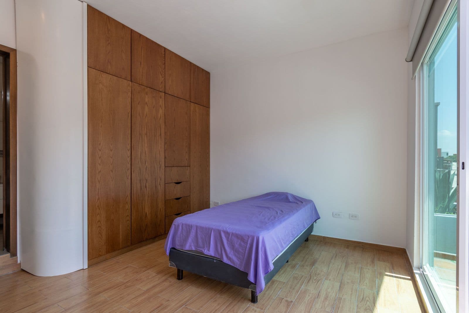 Casa Verona — El Capricho, San Miguel de Allende — photo 16 — luminous bedroom with architectural elegance
