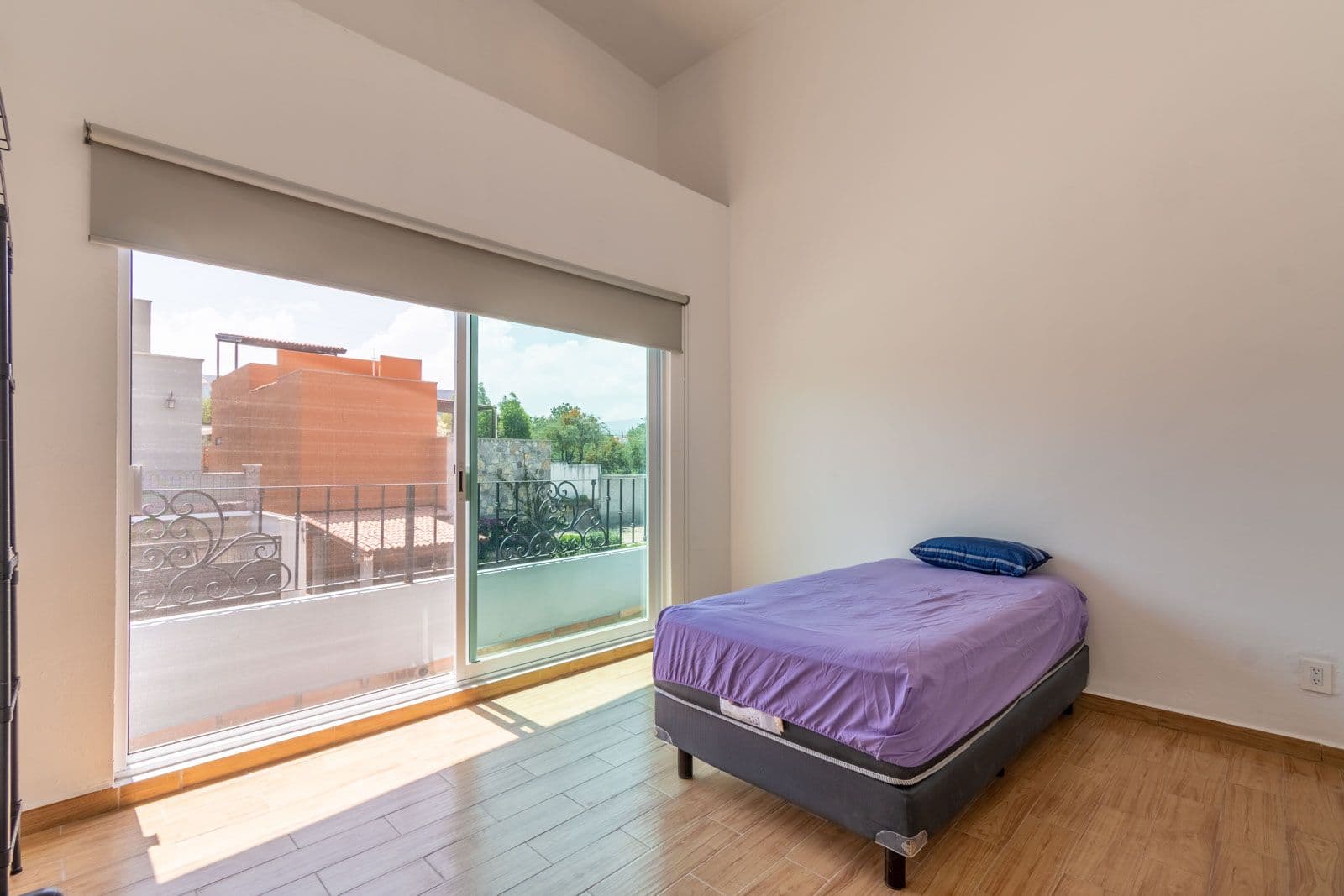 Casa Verona — El Capricho, San Miguel de Allende — photo 15 — luminous bedroom, panoramic terrace views