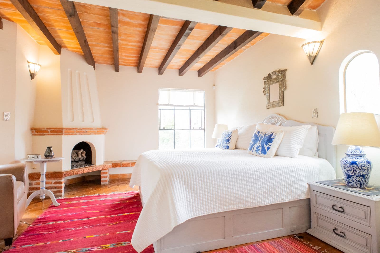 Mi Casita Linda — Atascadero (Arcos de San Miguel), San Miguel de Allende — photo 10 — rustic-chic bedroom, soaring beam ceilings
