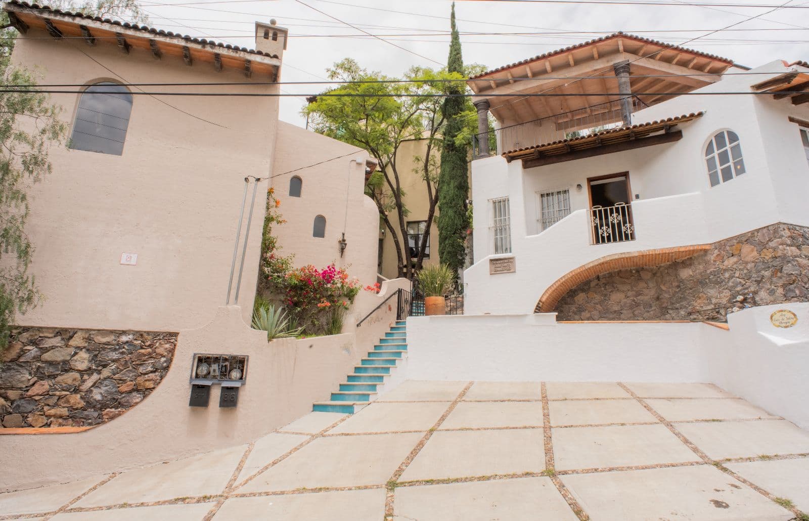 Mi Casita Linda — Atascadero (Arcos de San Miguel), San Miguel de Allende — photo 21 — charming courtyard with colonial elegance