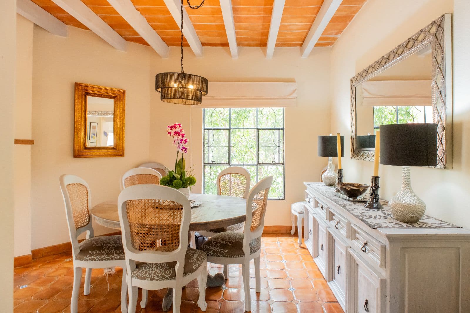 Mi Casita Linda — Atascadero (Arcos de San Miguel), San Miguel de Allende — photo 20 — elegant dining with exposed wooden beams