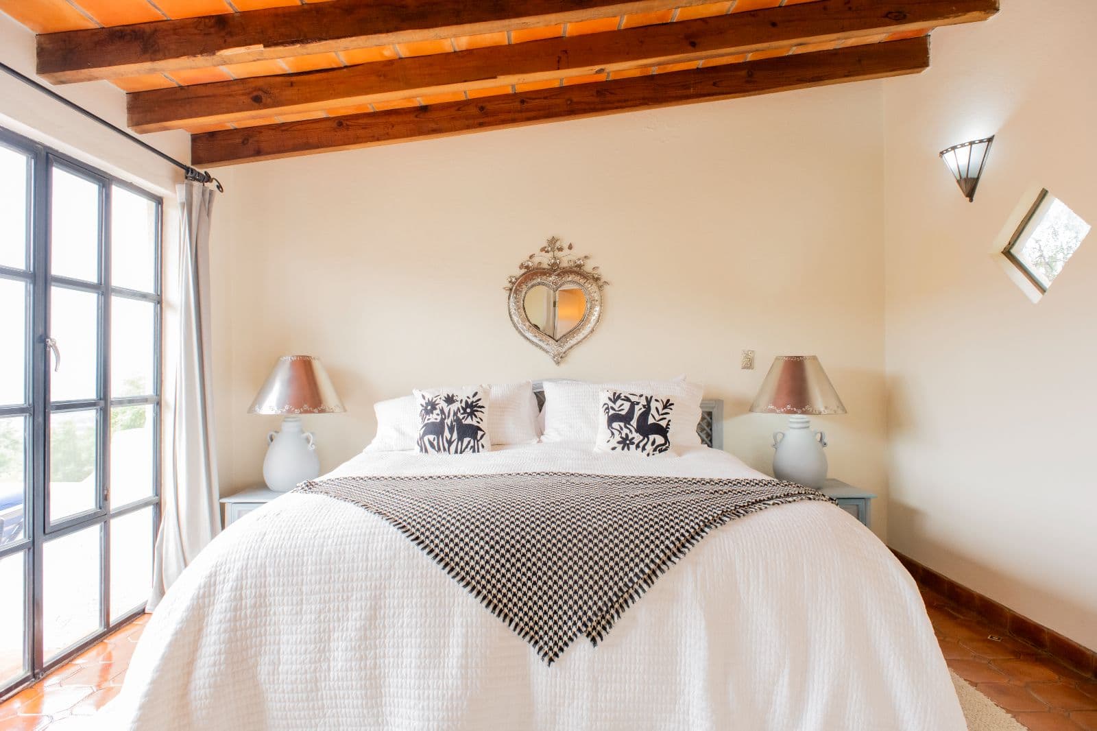 Mi Casita Linda — Atascadero (Arcos de San Miguel), San Miguel de Allende — photo 14 — rustic-chic bedroom with exposed beams