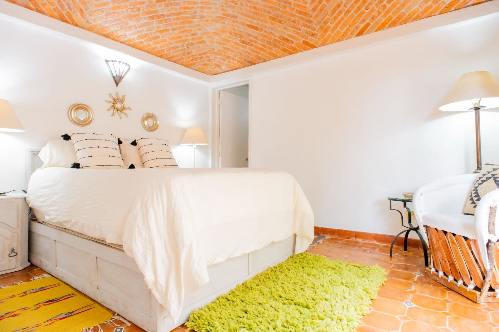 Mi Casita Linda — Atascadero (Arcos de San Miguel), San Miguel de Allende — photo 4 — luminous bedroom with rustic charm