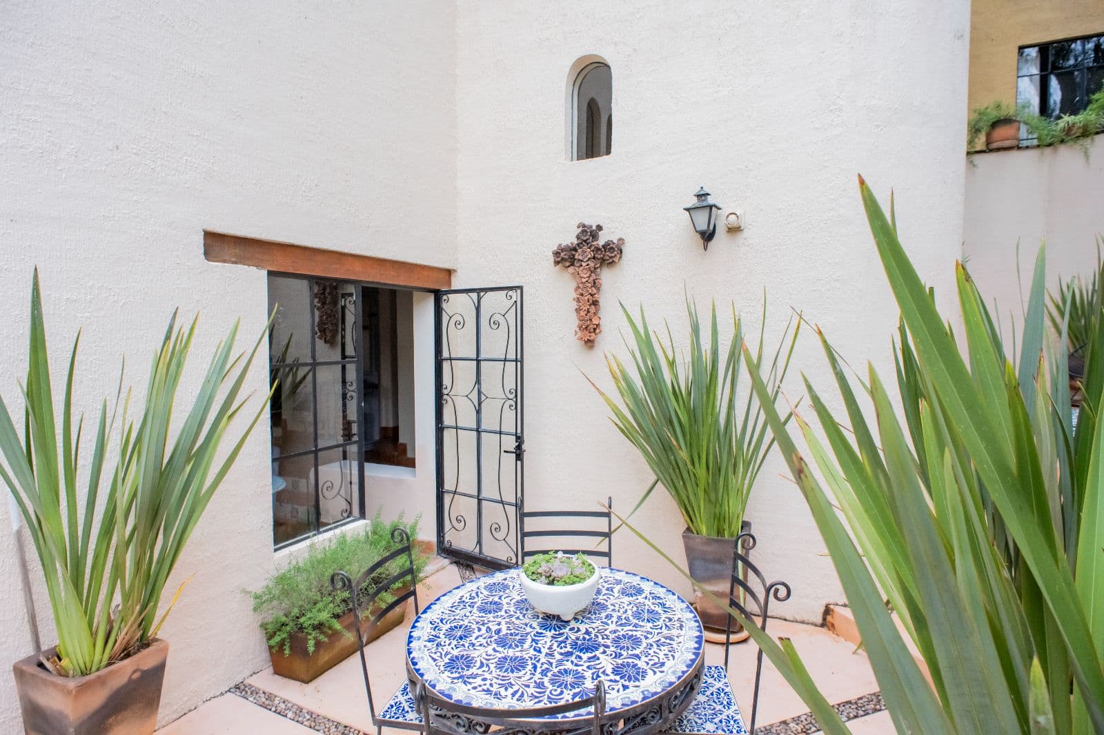Mi Casita Linda — Atascadero (Arcos de San Miguel), San Miguel de Allende — photo 7 — charming courtyard, authentic colonial elegance
