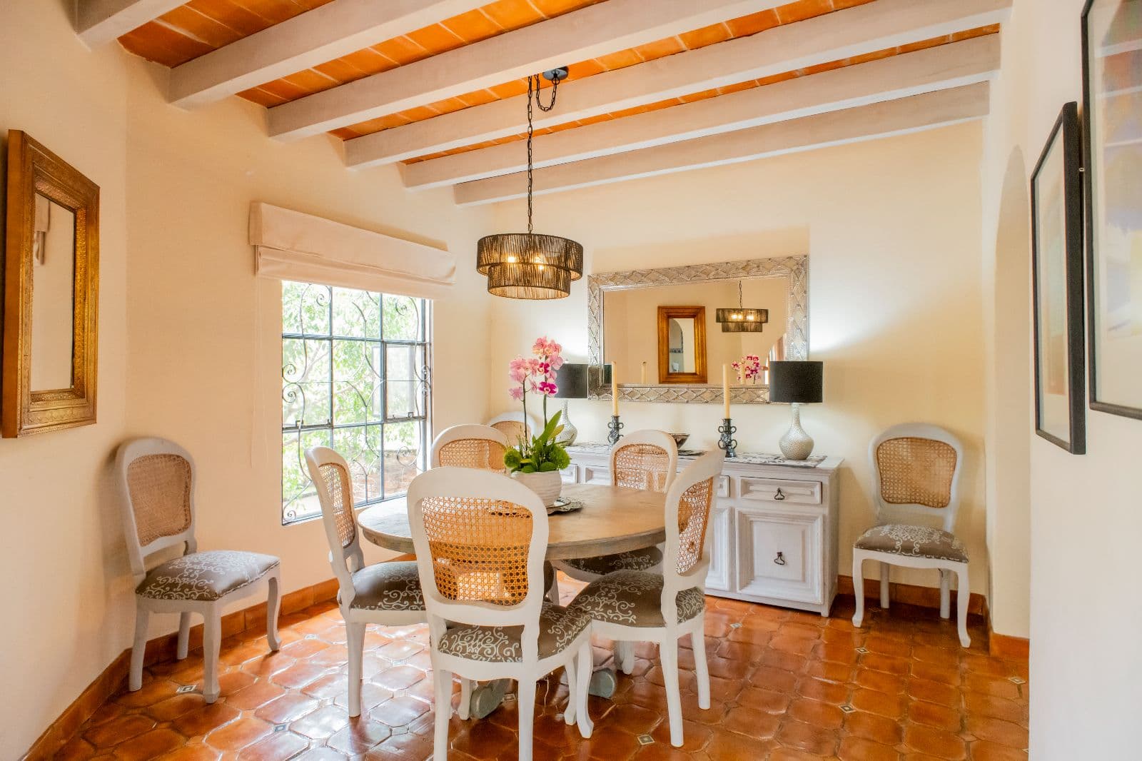 Mi Casita Linda — Atascadero (Arcos de San Miguel), San Miguel de Allende — photo 5 — elegant dining with exposed beam architecture