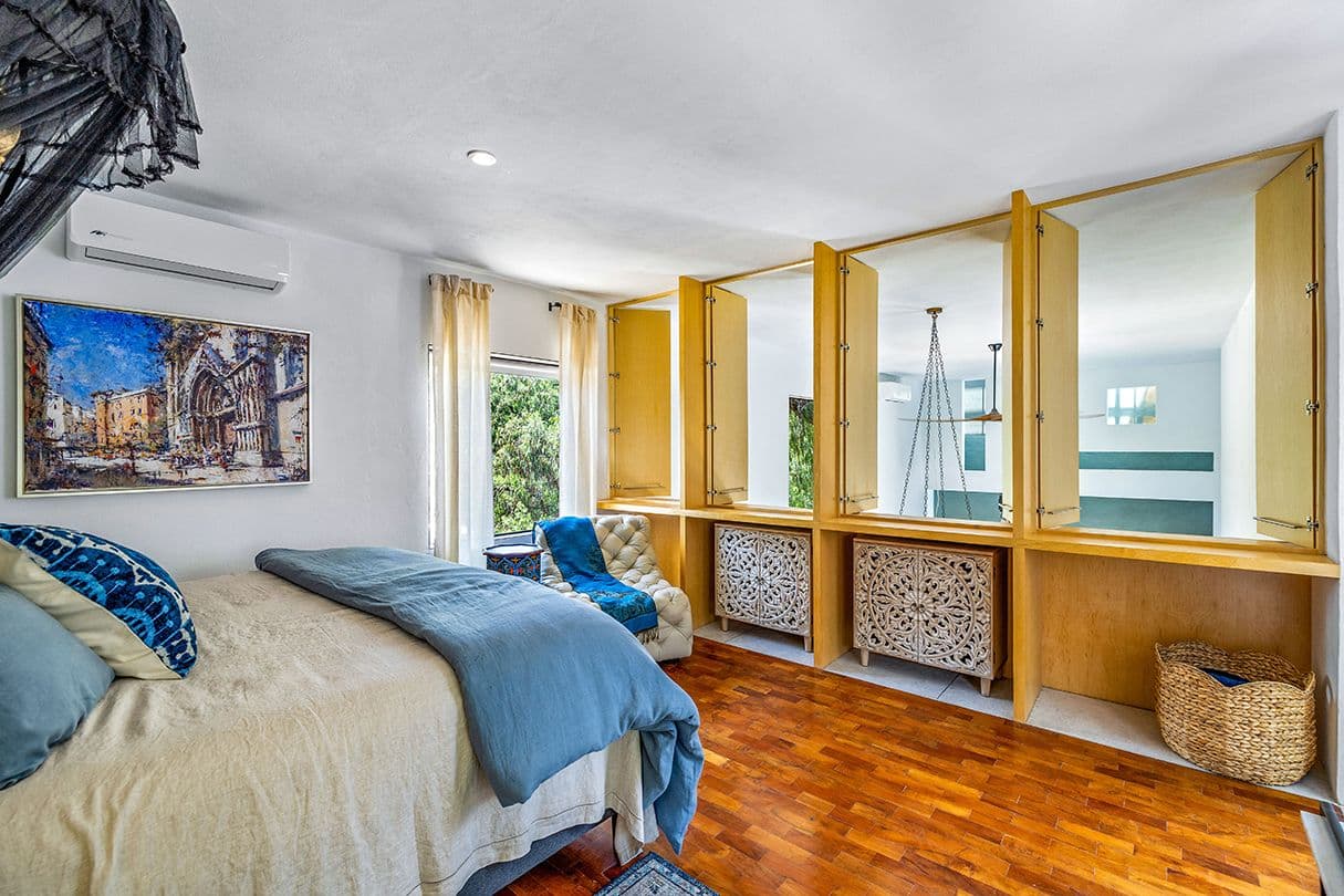 Casa 19 — Centro, San Miguel de Allende — photo 18 — luminous master suite, golden architectural detail