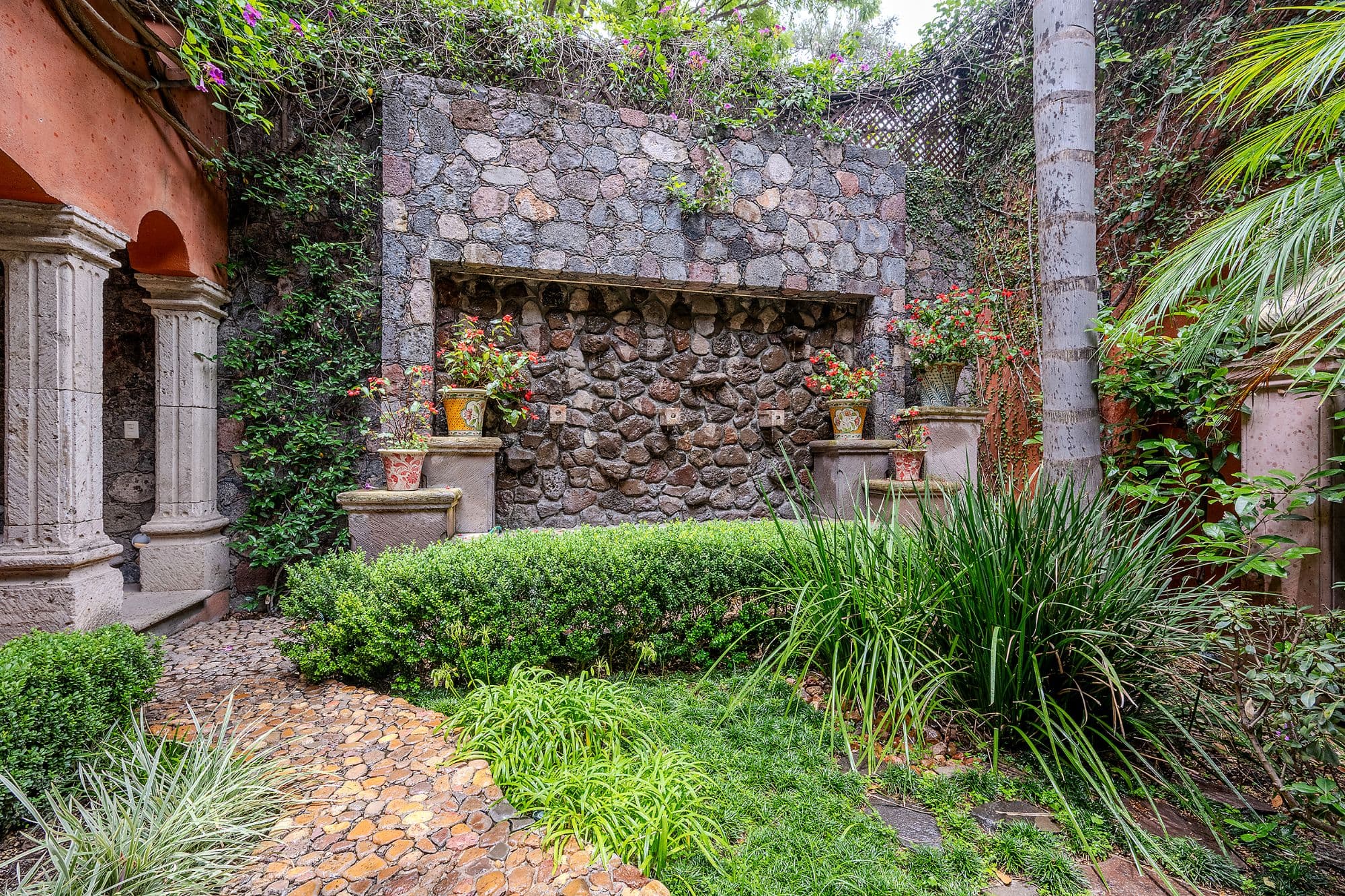 Casa Del Encanto — Guadiana, San Miguel de Allende — photo 26 — charming courtyard with colonial architecture