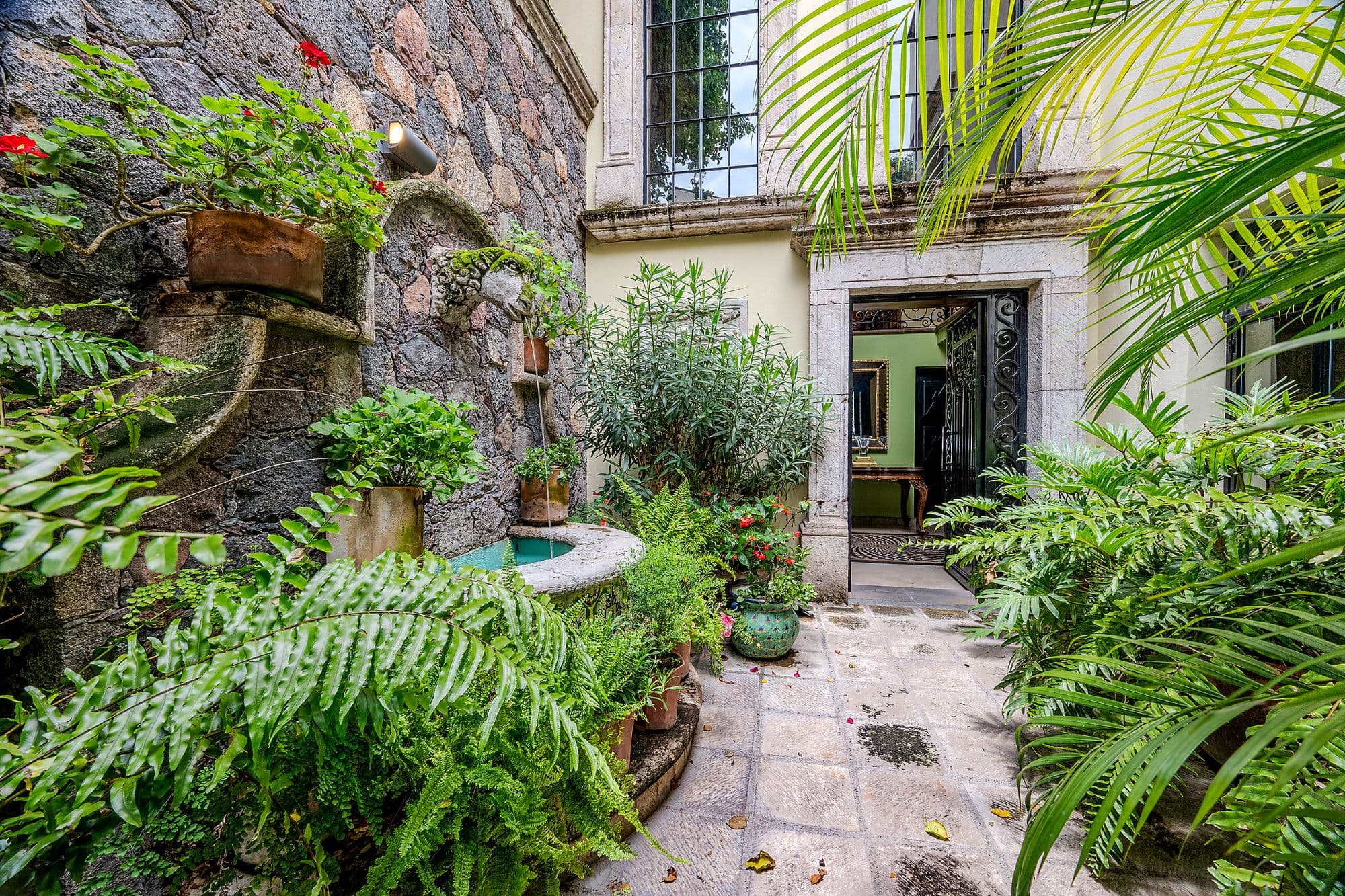 Casa Del Encanto — Guadiana, San Miguel de Allende — photo 4 — verdant courtyard oasis, colonial charm