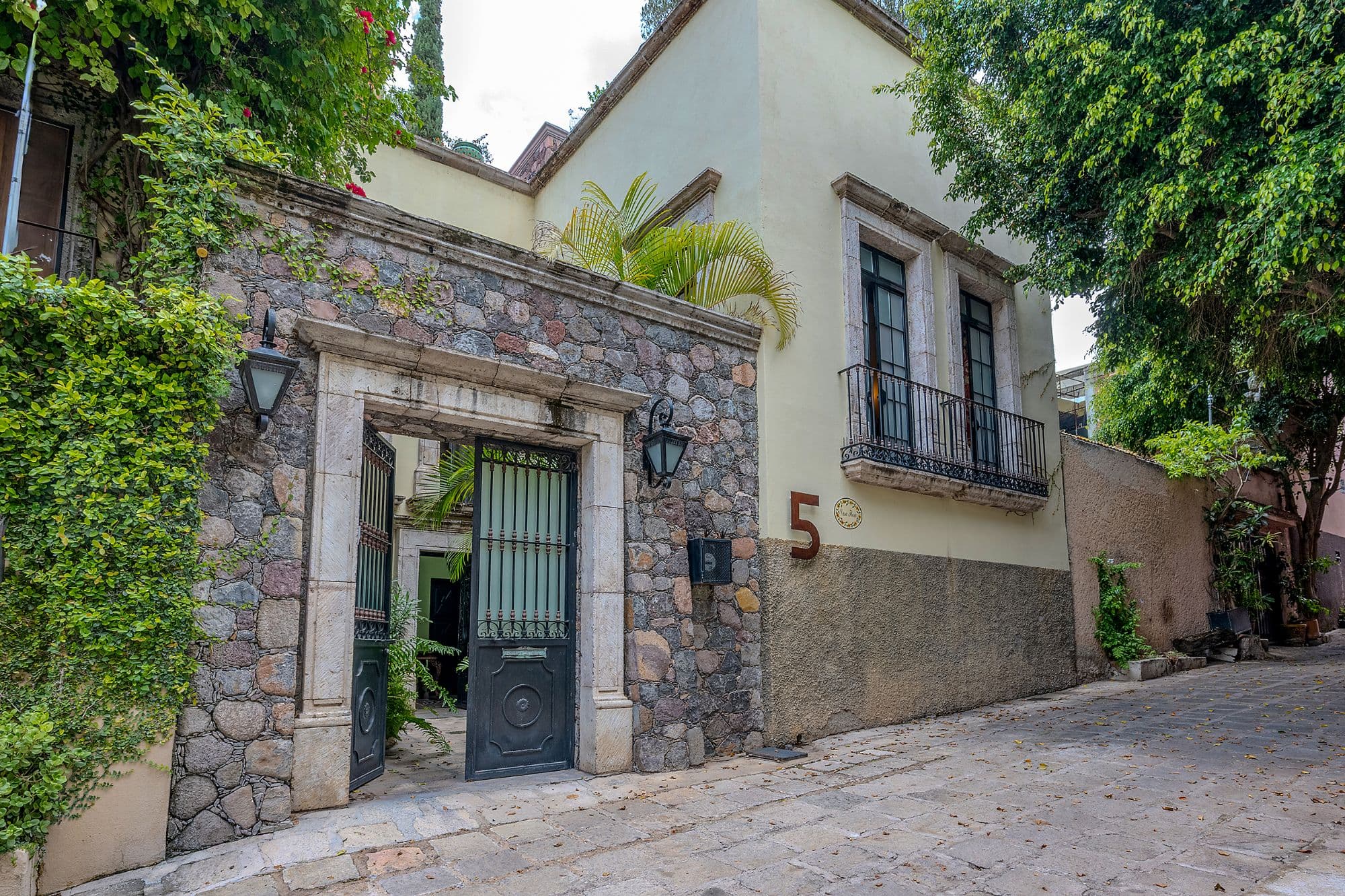 Casa Del Encanto — Guadiana, San Miguel de Allende — photo 3 — charming colonial entrance, verdant ivy-draped façade