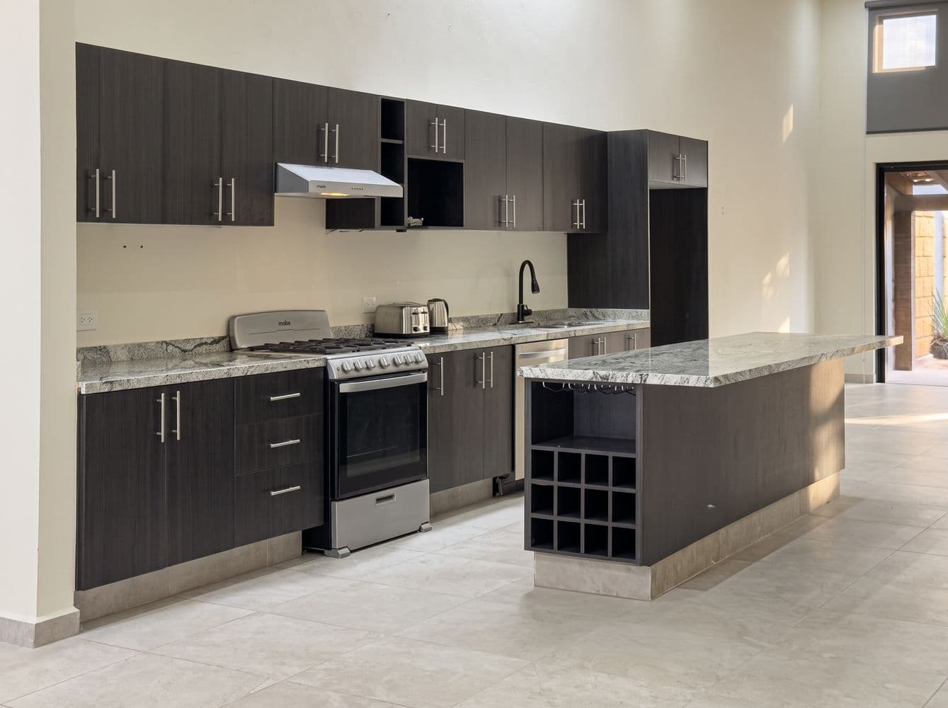 Casa Maple — Centro, San Miguel de Allende — photo 13 — contemporary chef's kitchen, luminous and refined