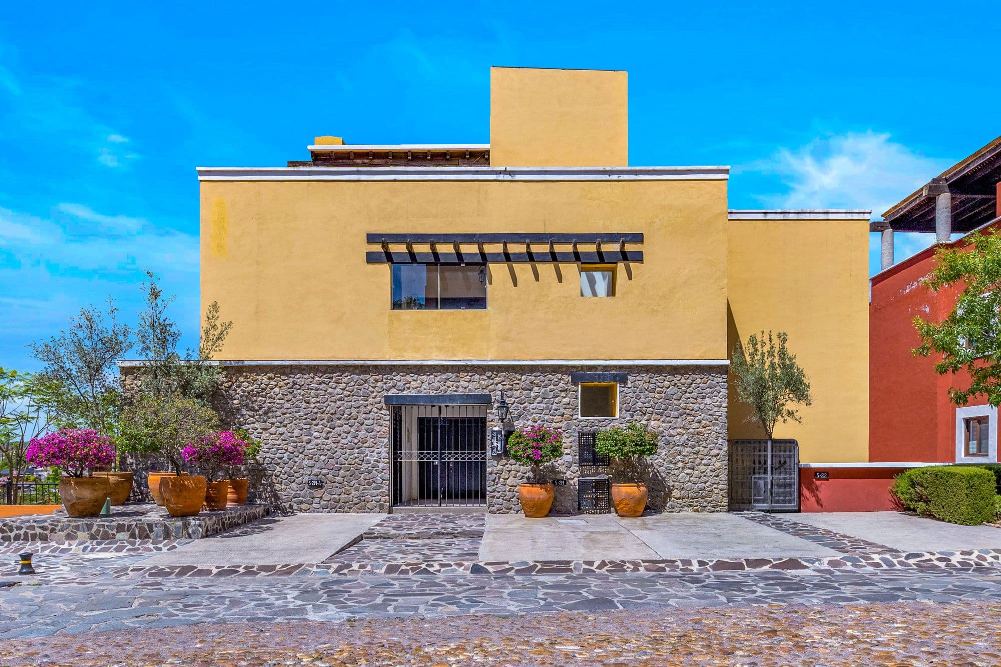 Condo Girasoles — San Miguel de Allende Centro, San Miguel de Allende — photo 21 — contemporary mexican architecture, radiant sunlight