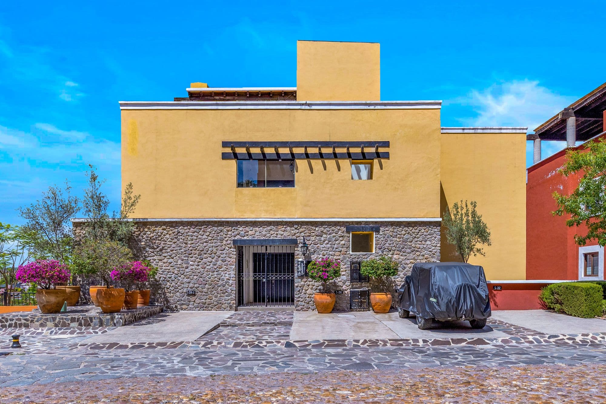 Condo Girasoles — San Miguel de Allende Centro, San Miguel de Allende — photo 6 — contemporary architectural gem, luminous and serene