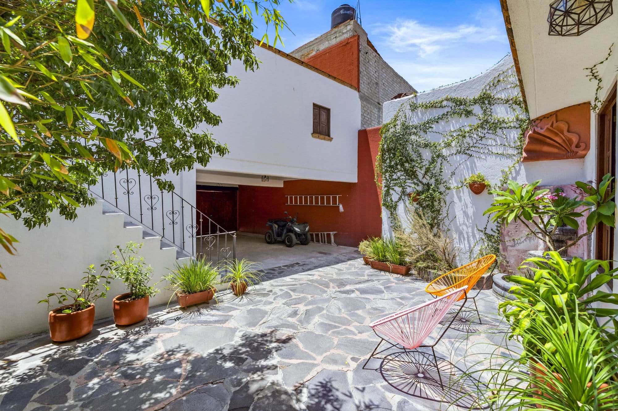 Departamentos San Rafael — San Rafael, San Miguel de Allende — photo 4 — sunlit courtyard, charming colonial architecture