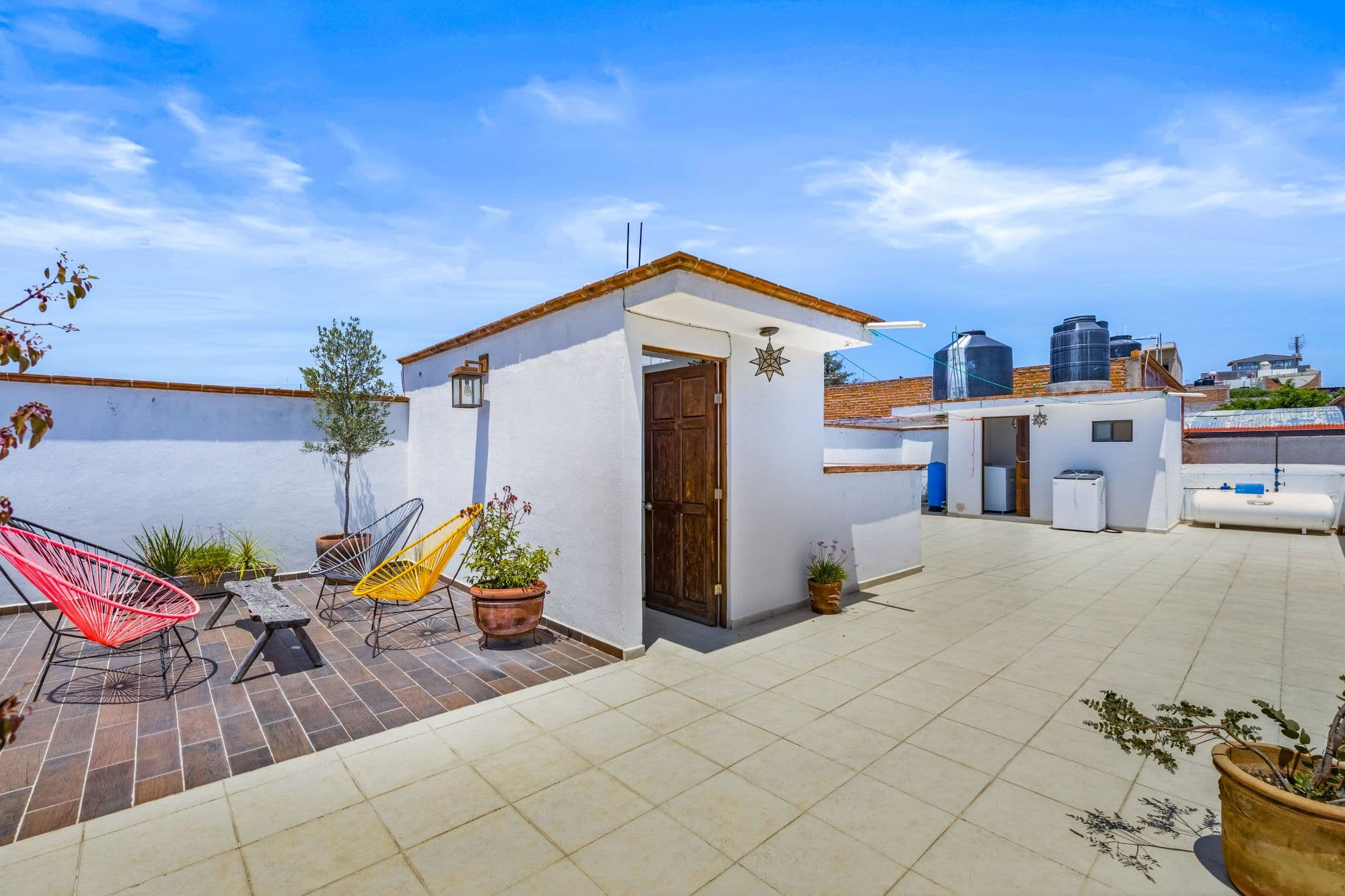 Departamentos San Rafael — San Rafael, San Miguel de Allende — photo 16 — sunny rooftop terrace with skyline views