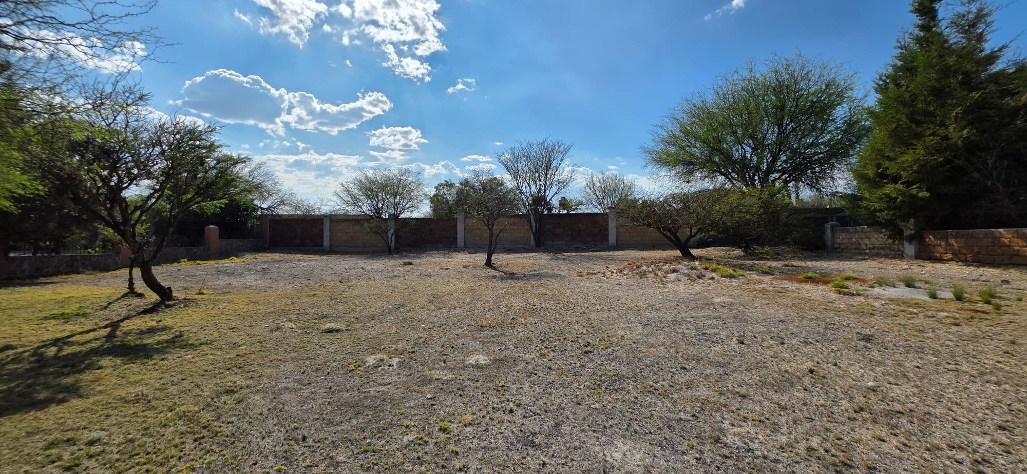 Lot for Sale in Los Labradores — Los Labradores, San Miguel de Allende — photo 12 — expansive grounds with mature landscaping