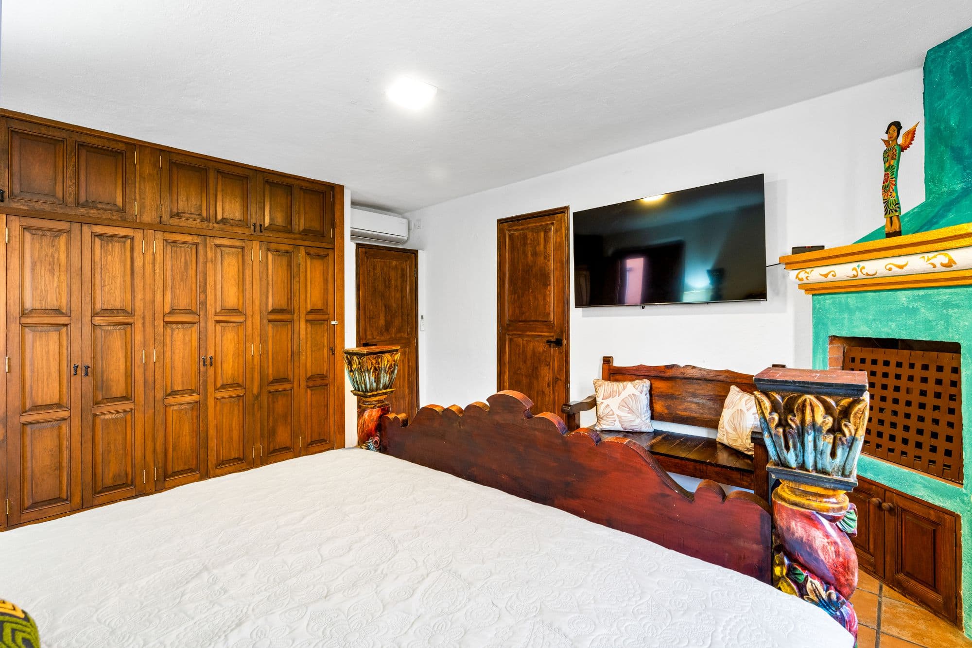 Casa Maria — San Miguel de Allende Centro, San Miguel de Allende — photo 22 — authentic colonial master suite with artisan details