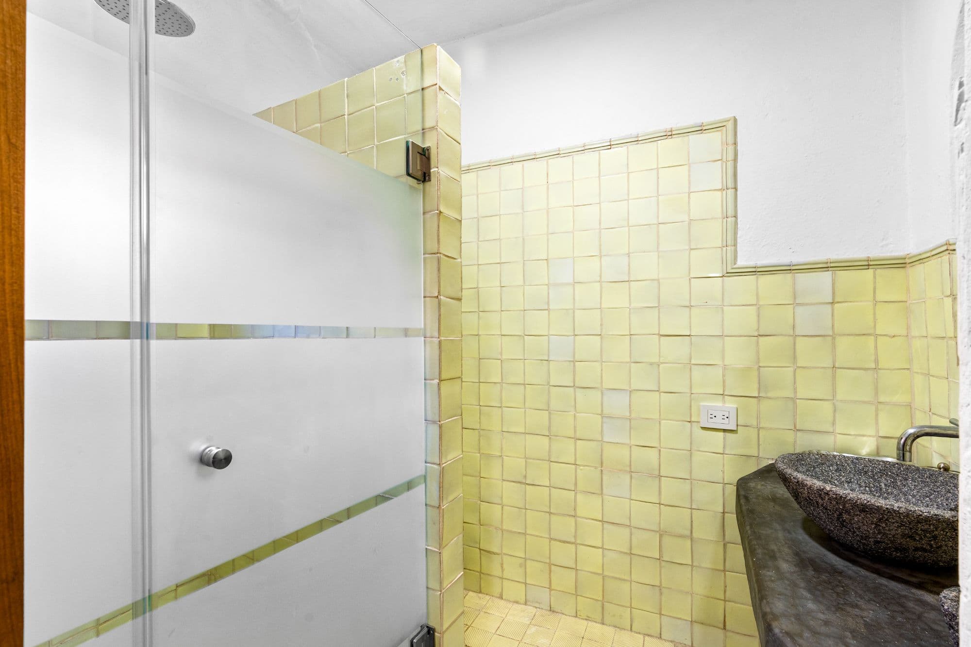 Casa Maria — San Miguel de Allende Centro, San Miguel de Allende — photo 18 — charming vintage bath with yellow tiles