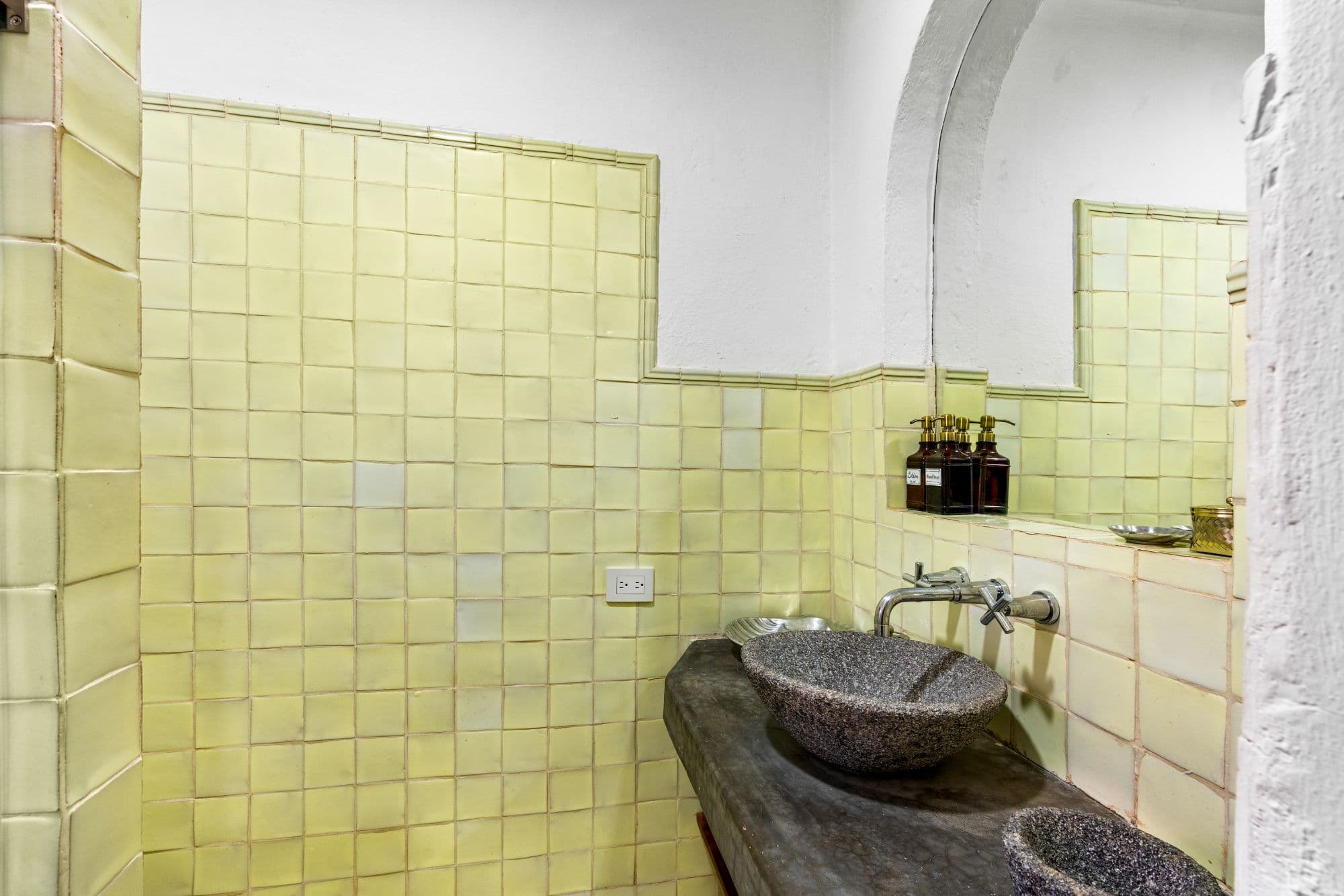 Casa Maria — San Miguel de Allende Centro, San Miguel de Allende — photo 19 — charming vintage bathroom, authentic character