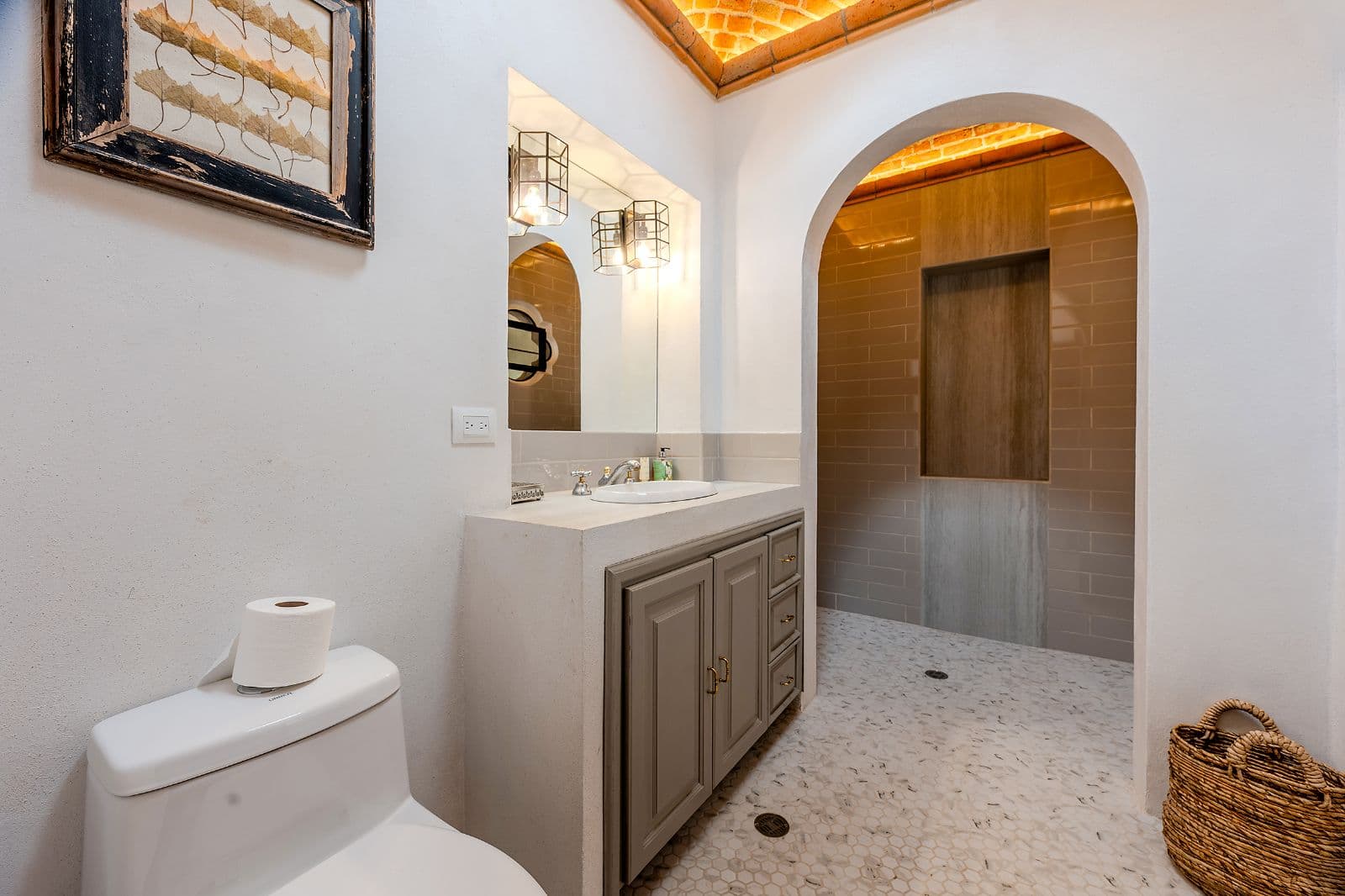 Casa Fia — Centro, San Miguel de Allende — photo 22 — spa-inspired ensuite with architectural arches