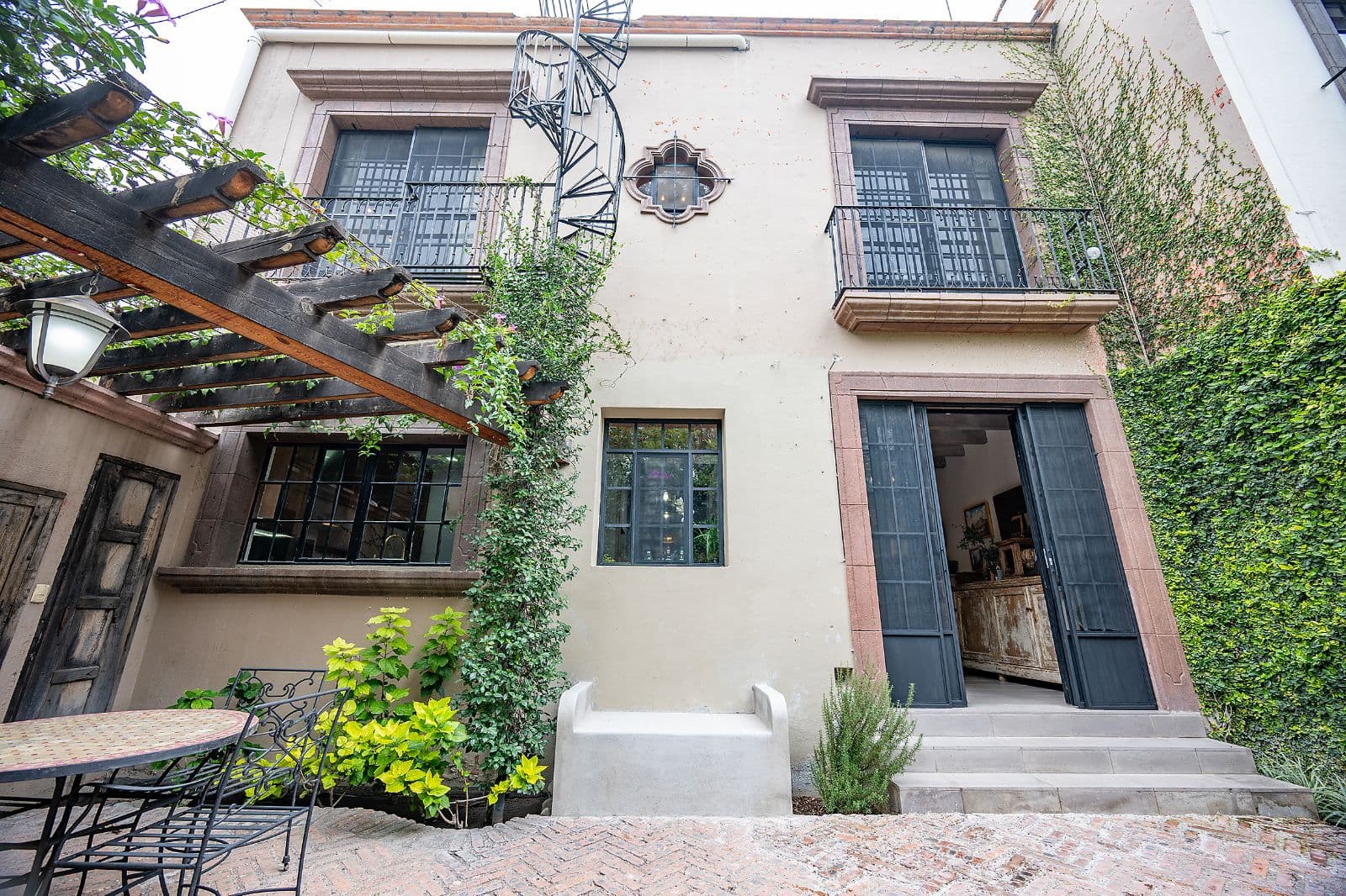 Casa Fia — Centro, San Miguel de Allende — photo 14 — charming courtyard with ivy-draped walls