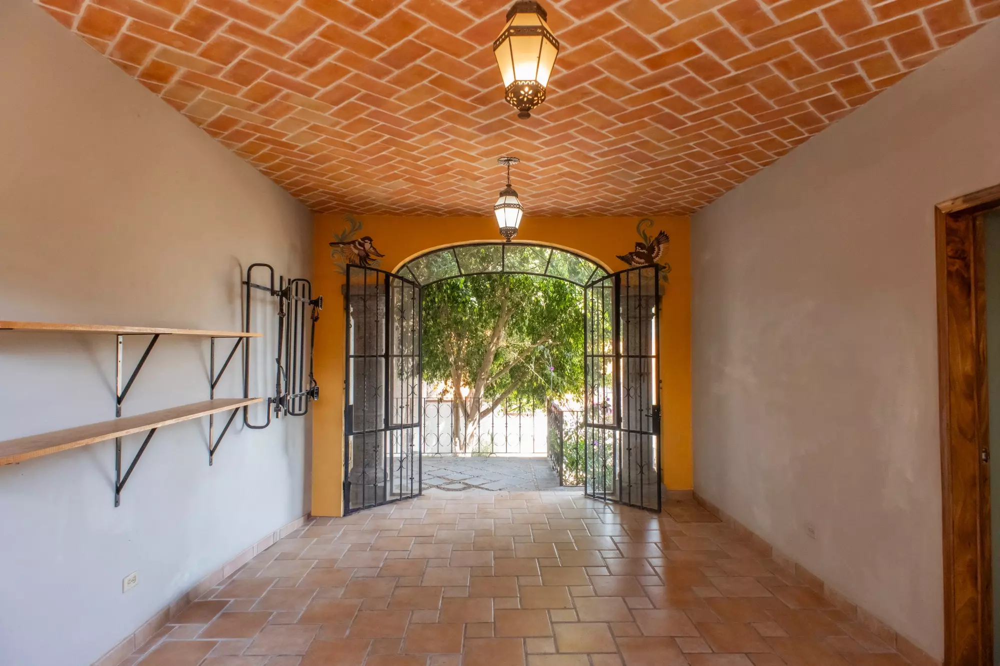 CASA LINDA — Lindavista, San Miguel de Allende — photo 4 — charming covered patio, architectural elegance