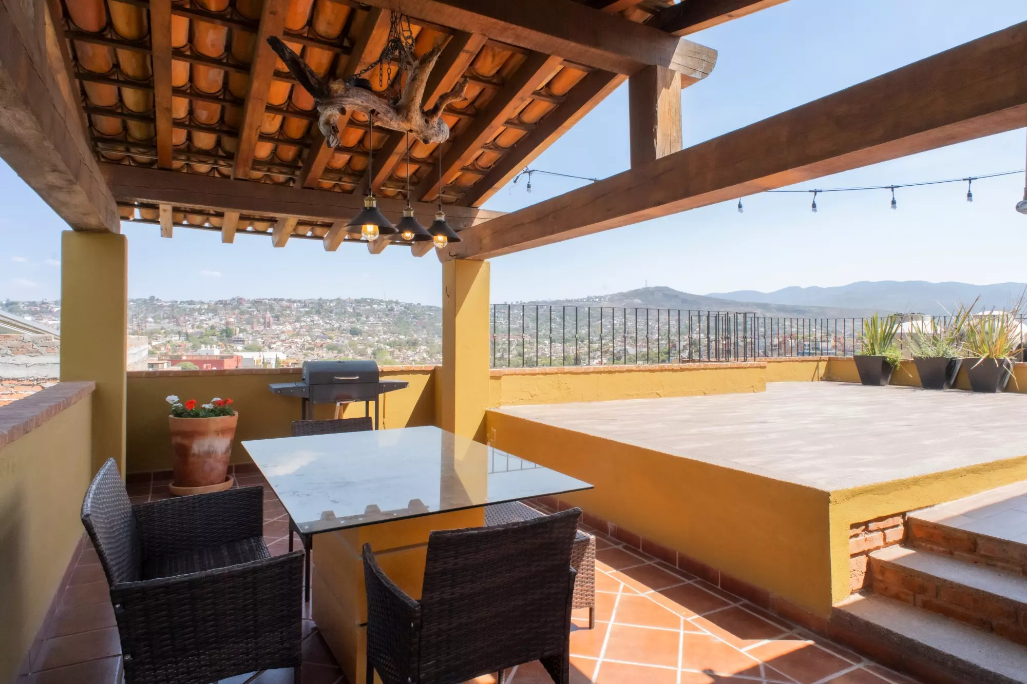 CASA LINDA — Lindavista, San Miguel de Allende — photo 17 — panoramic rooftop entertaining space