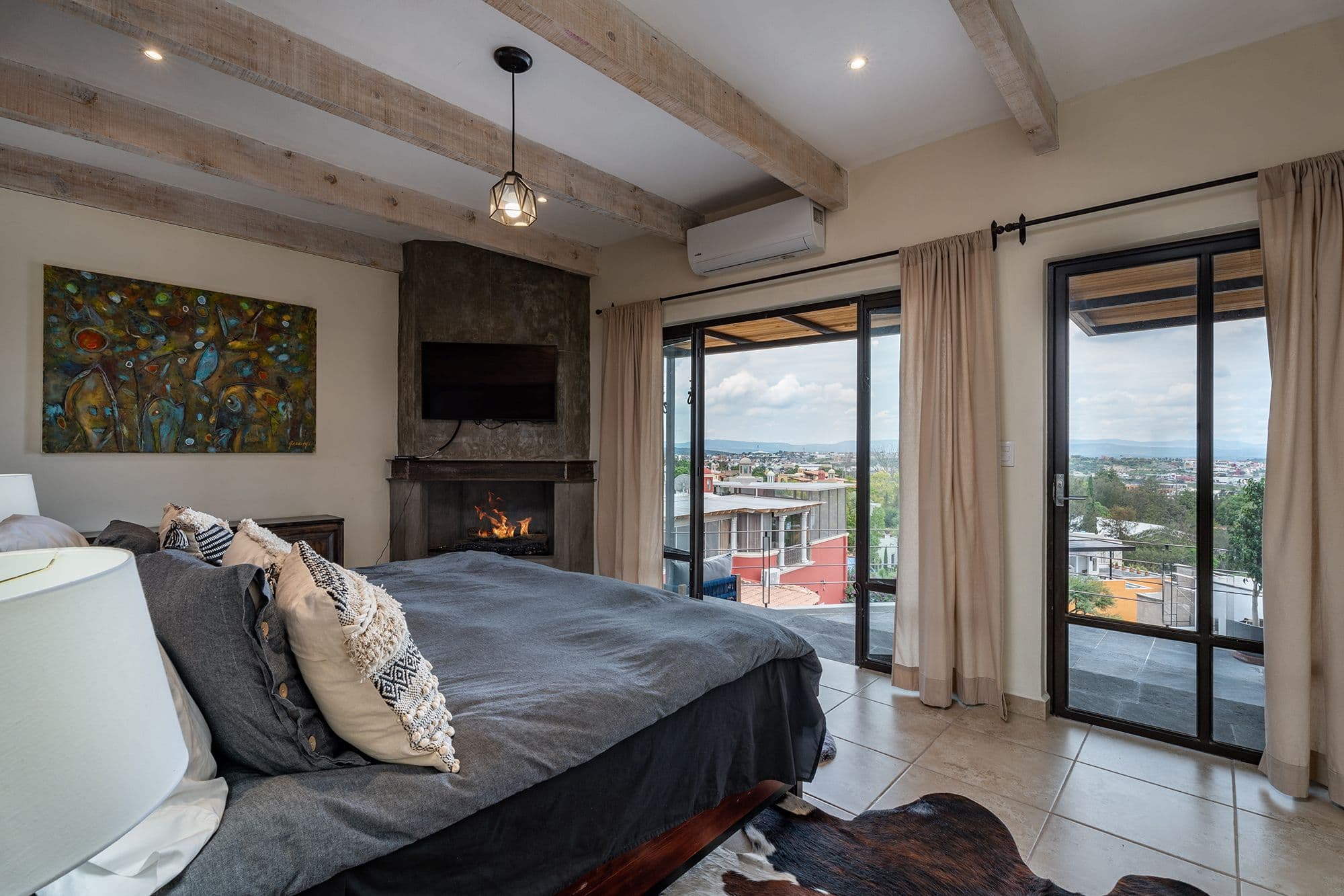 Casa Esplendida — Ojo de Agua, San Miguel de Allende — photo 11 — panoramic views, fireplace warmth, modern luxury