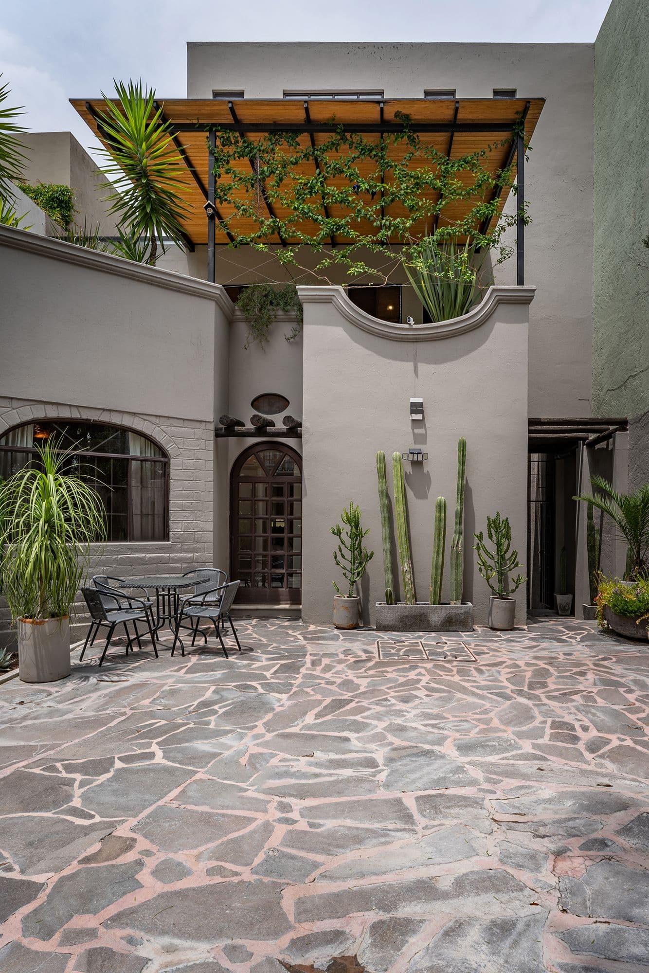 Casa Esplendida — Ojo de Agua, San Miguel de Allende — photo 2 — serene courtyard, climbing vines, architectural charm