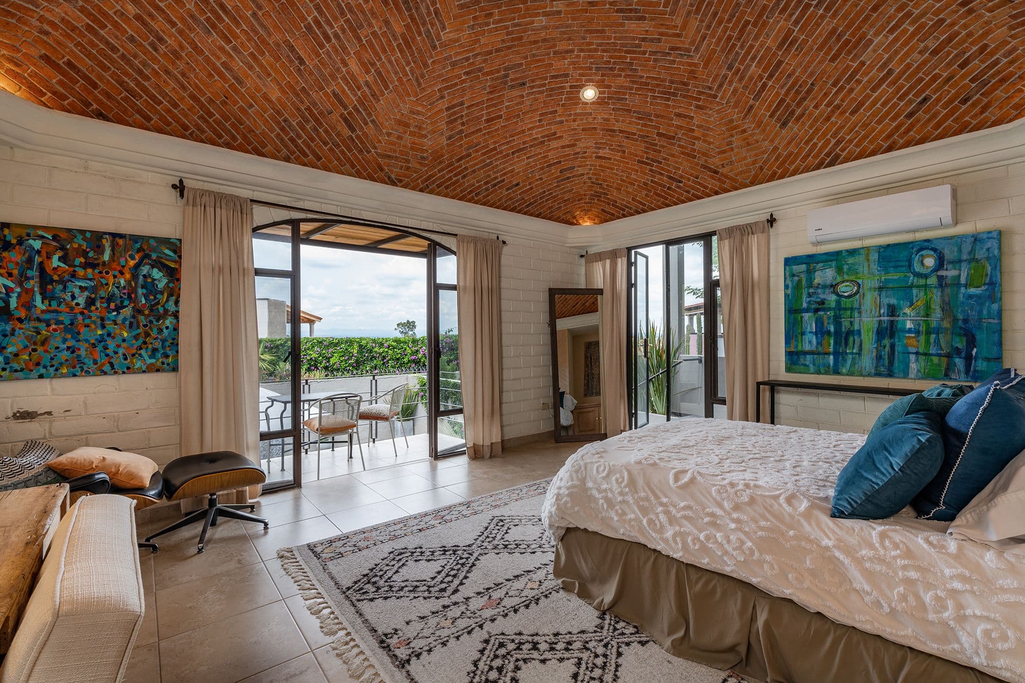 Casa Esplendida — Ojo de Agua, San Miguel de Allende — photo 20 — soaring brick vault, panoramic views, curated art