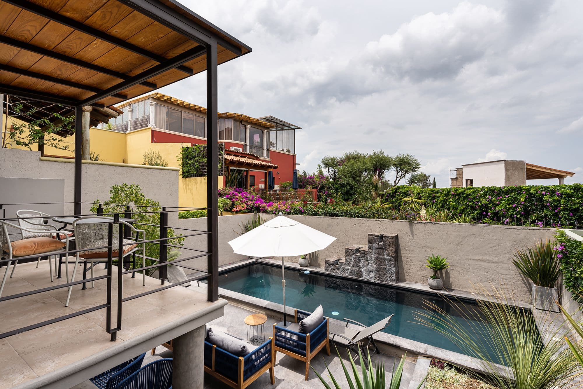 Casa Esplendida — Ojo de Agua, San Miguel de Allende — photo 26 — contemporary poolside oasis, seamless indoor-outdoor living