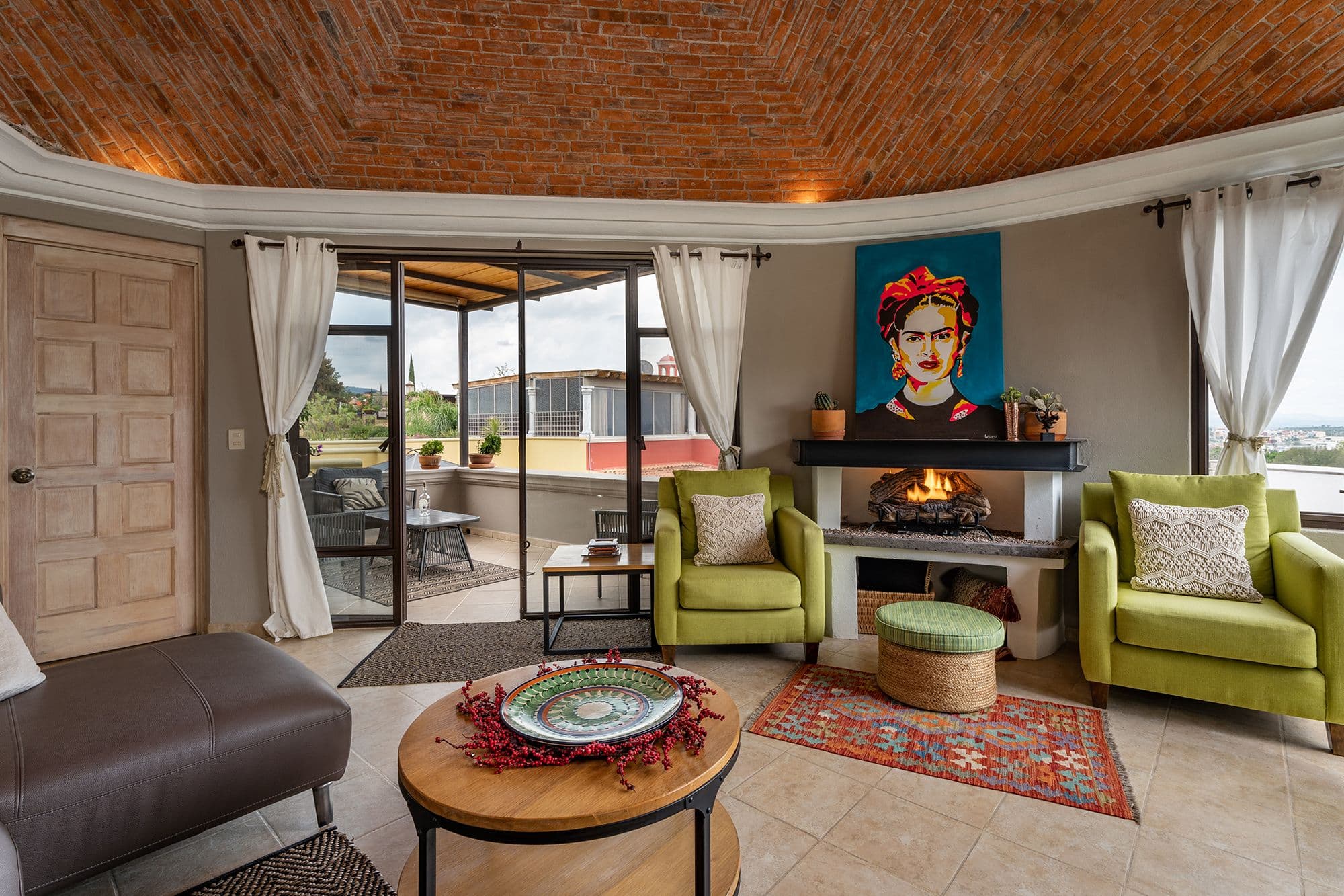 Casa Esplendida — Ojo de Agua, San Miguel de Allende — photo 5 — sophisticated entertaining space, soaring brick ceilings