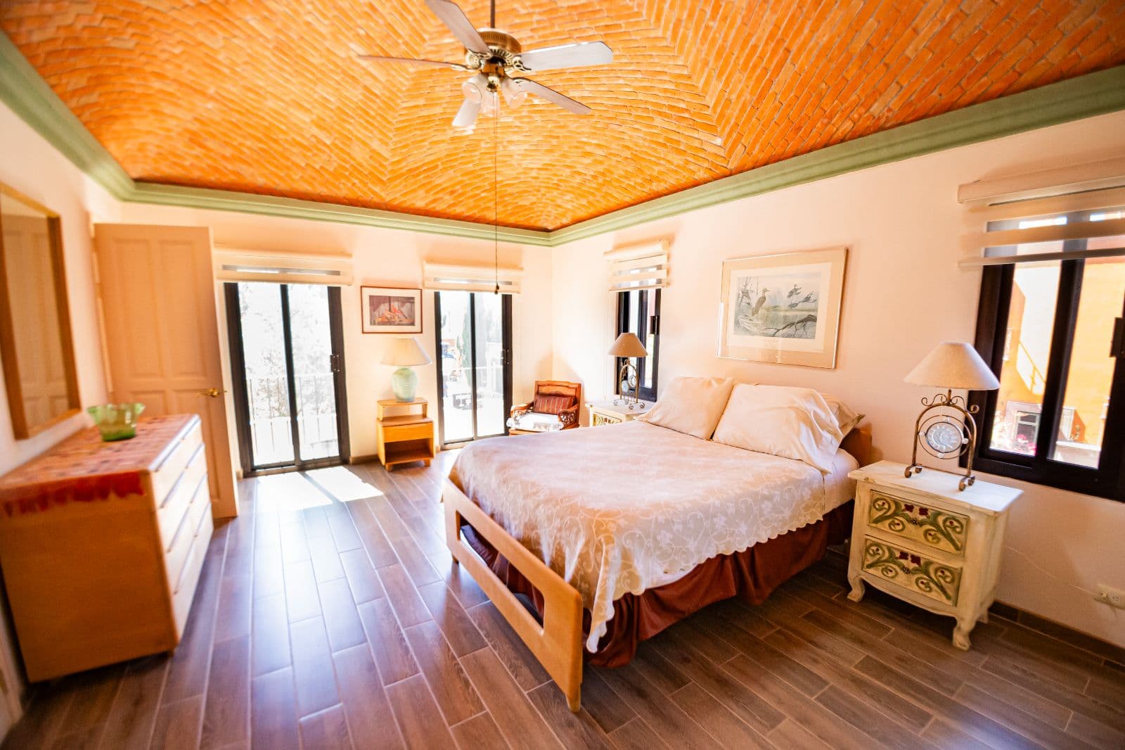 Casa Sí — Atascadero (Arcos de San Miguel), San Miguel de Allende — photo 16 — sunlit master suite, architectural ceiling detail