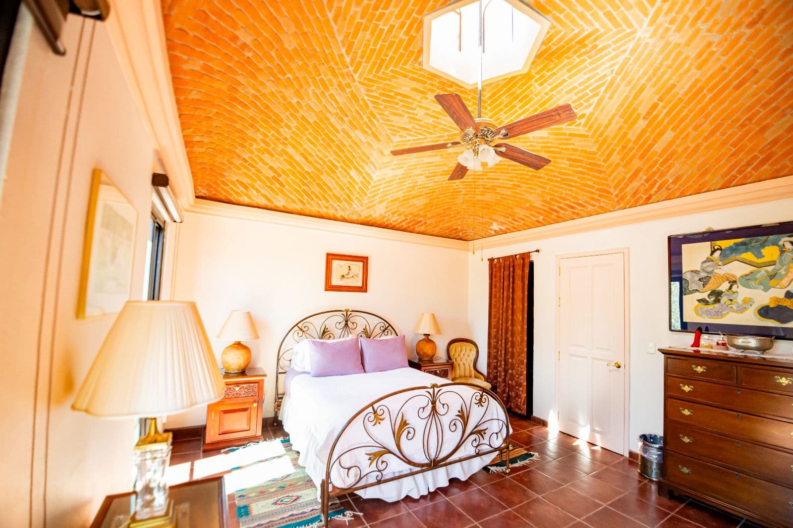 Casa Sí — Atascadero (Arcos de San Miguel), San Miguel de Allende — photo 14 — sun-drenched master suite, soaring wood ceiling