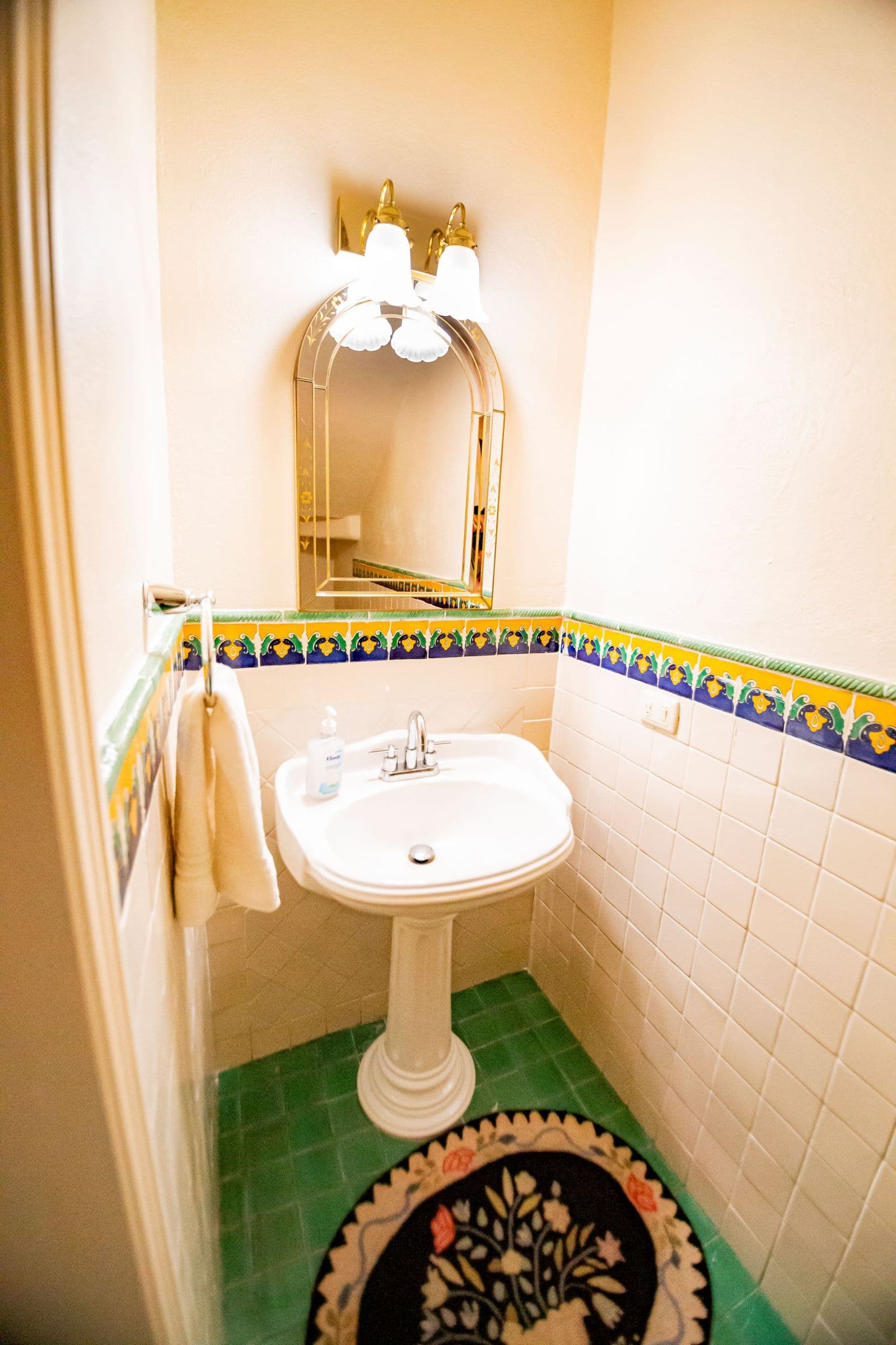 Casa Sí — Atascadero (Arcos de San Miguel), San Miguel de Allende — photo 9 — charming traditional powder room with character