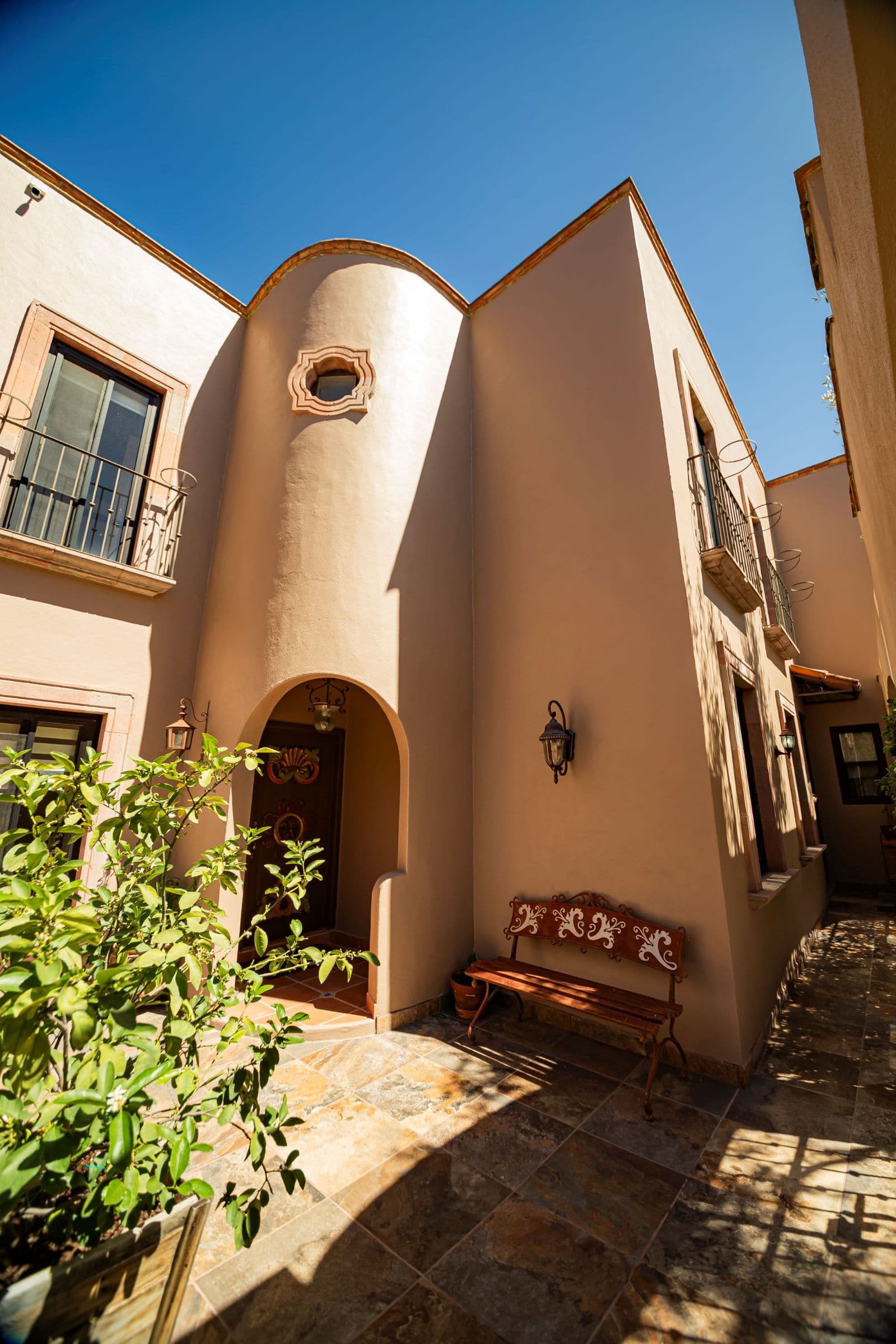 Casa Sí — Atascadero (Arcos de San Miguel), San Miguel de Allende — photo 2 — radiant courtyard, authentic colonial charm