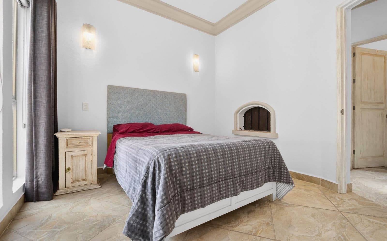 CASA PIEDRAS CHINAS — Centro, San Miguel de Allende — photo 13 — serene master suite, architectural elegance