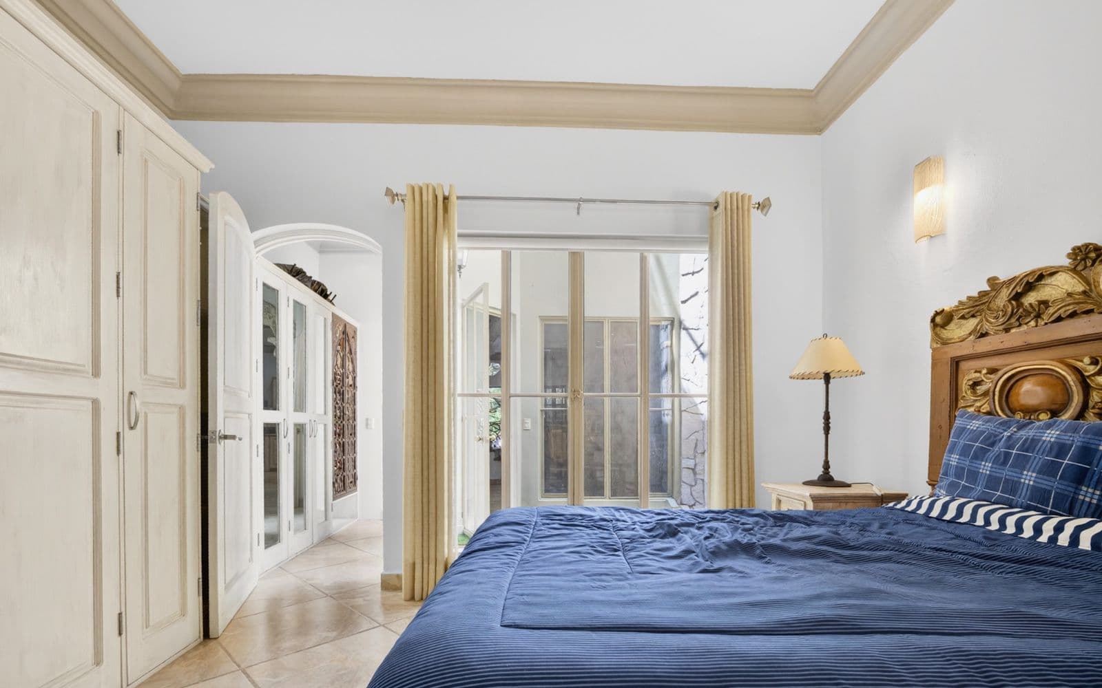CASA PIEDRAS CHINAS — Centro, San Miguel de Allende — photo 19 — elegant master suite with terrace views