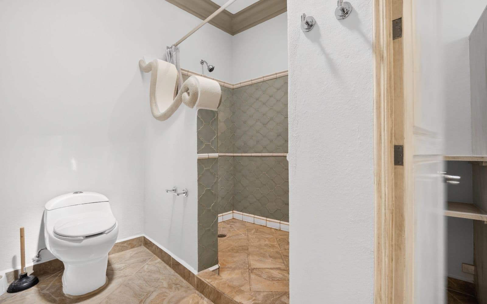 CASA PIEDRAS CHINAS — Centro, San Miguel de Allende — photo 9 — spa-inspired ensuite with geometric tilework