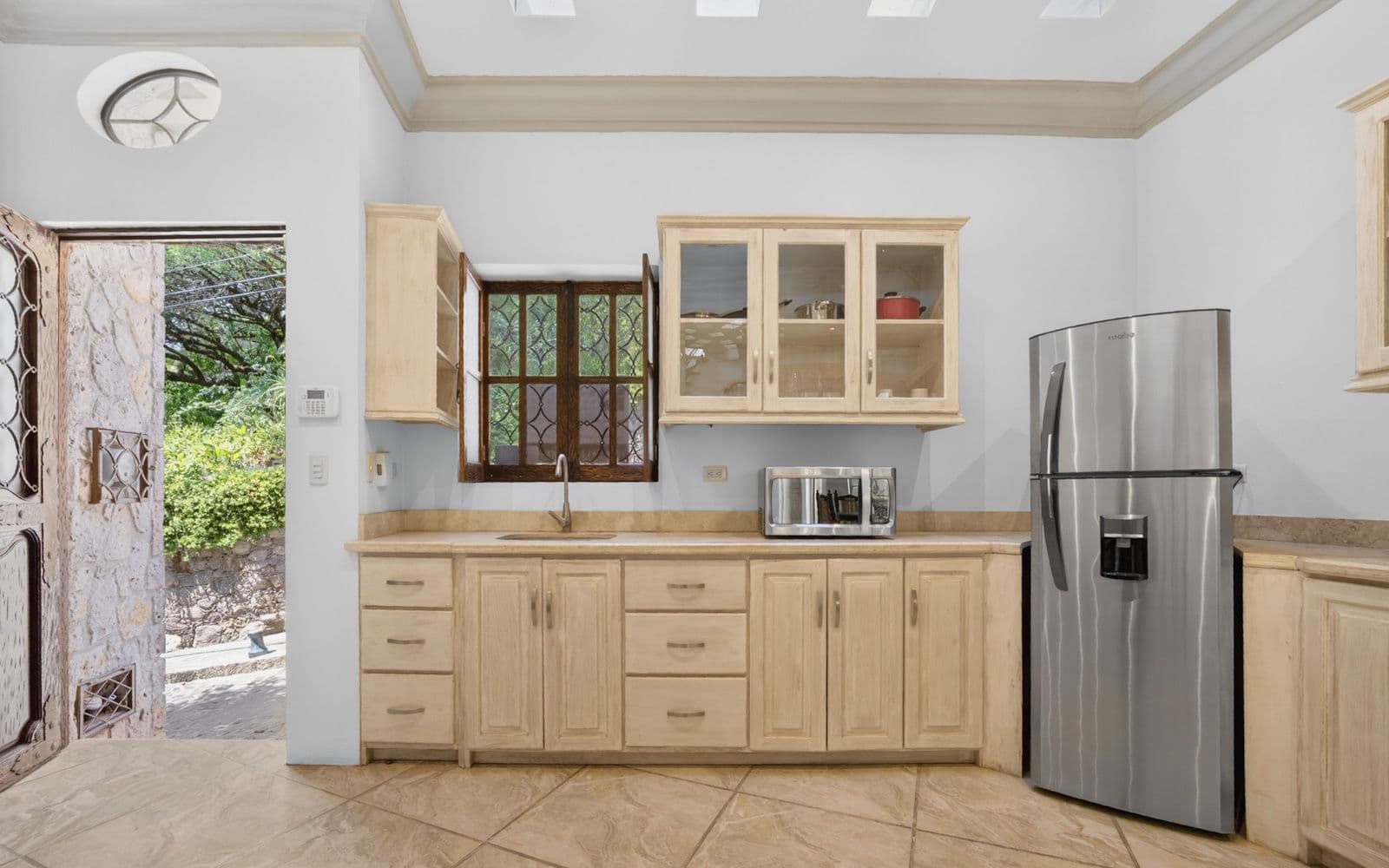 CASA PIEDRAS CHINAS — Centro, San Miguel de Allende — photo 5 — bright colonial kitchen, serene garden views