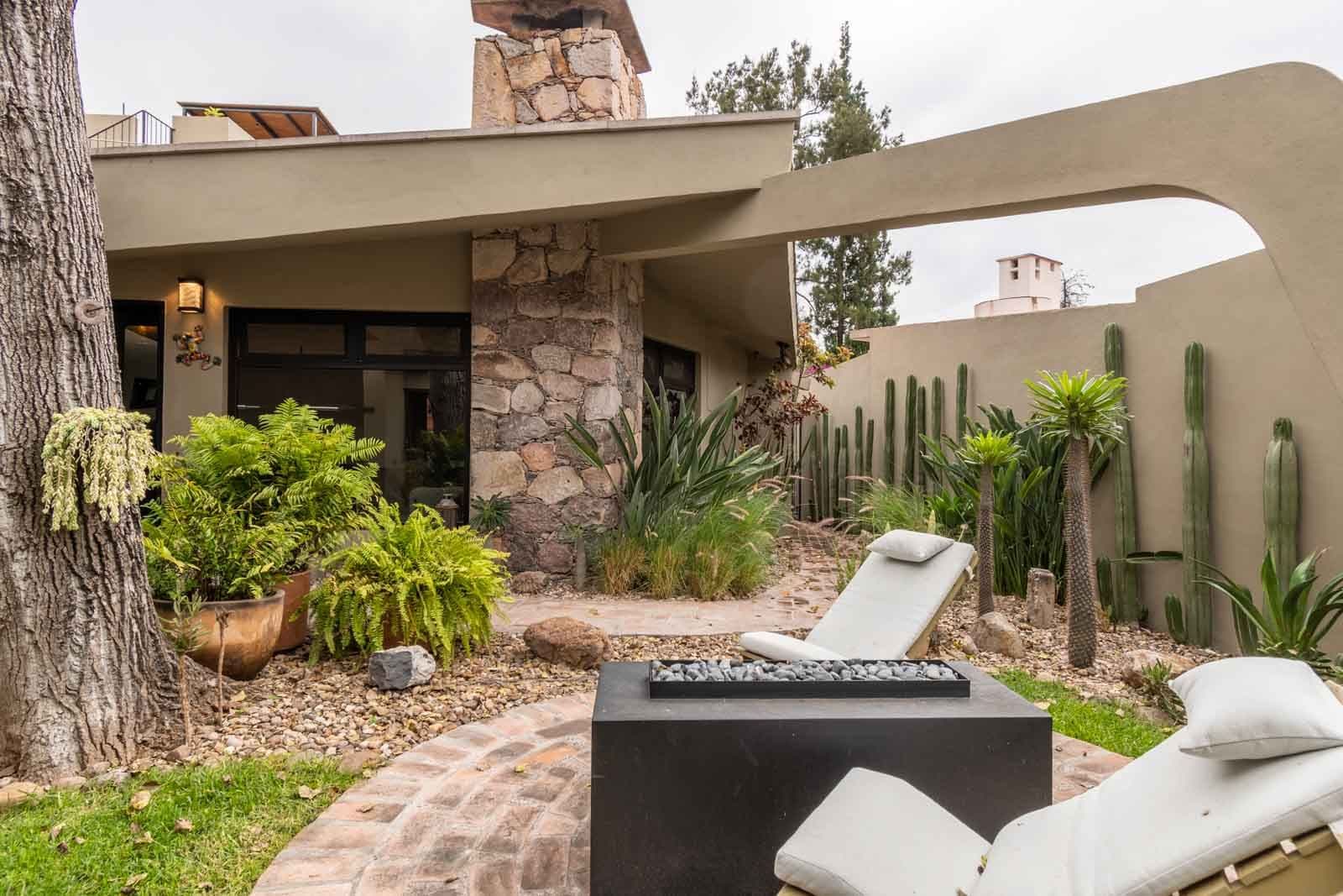 Casa Vista del Cielo — Atascadero (Arcos de San Miguel), San Miguel de Allende — photo 14 — modern courtyard oasis with desert landscaping