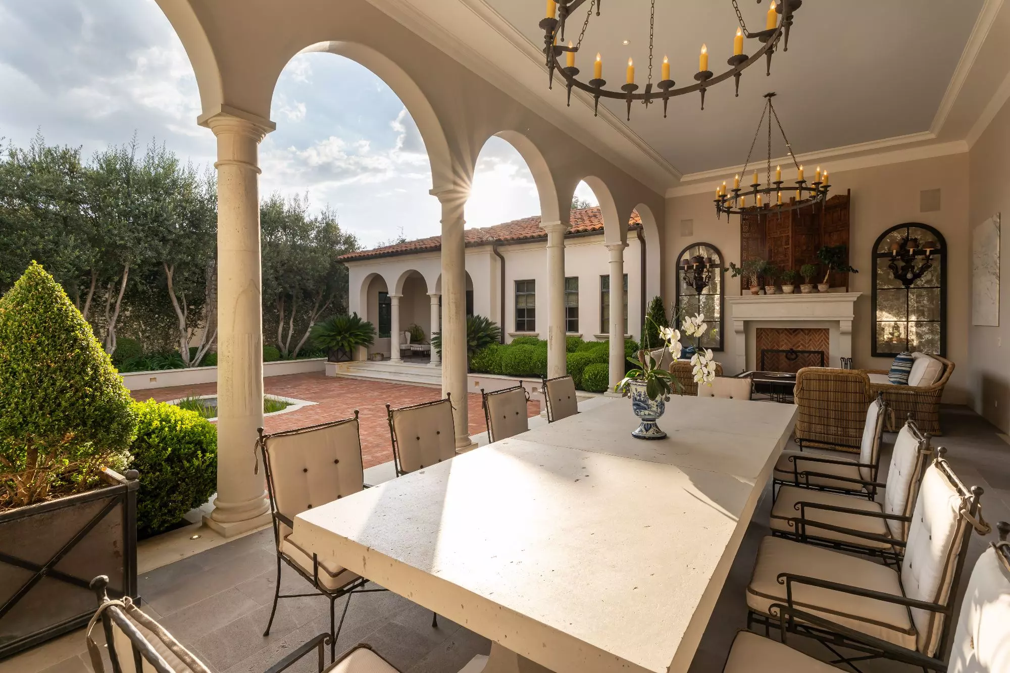 Casa Sienna — Atascadero (Arcos de San Miguel), San Miguel de Allende — photo 13 — elegant colonial courtyard dining elegance
