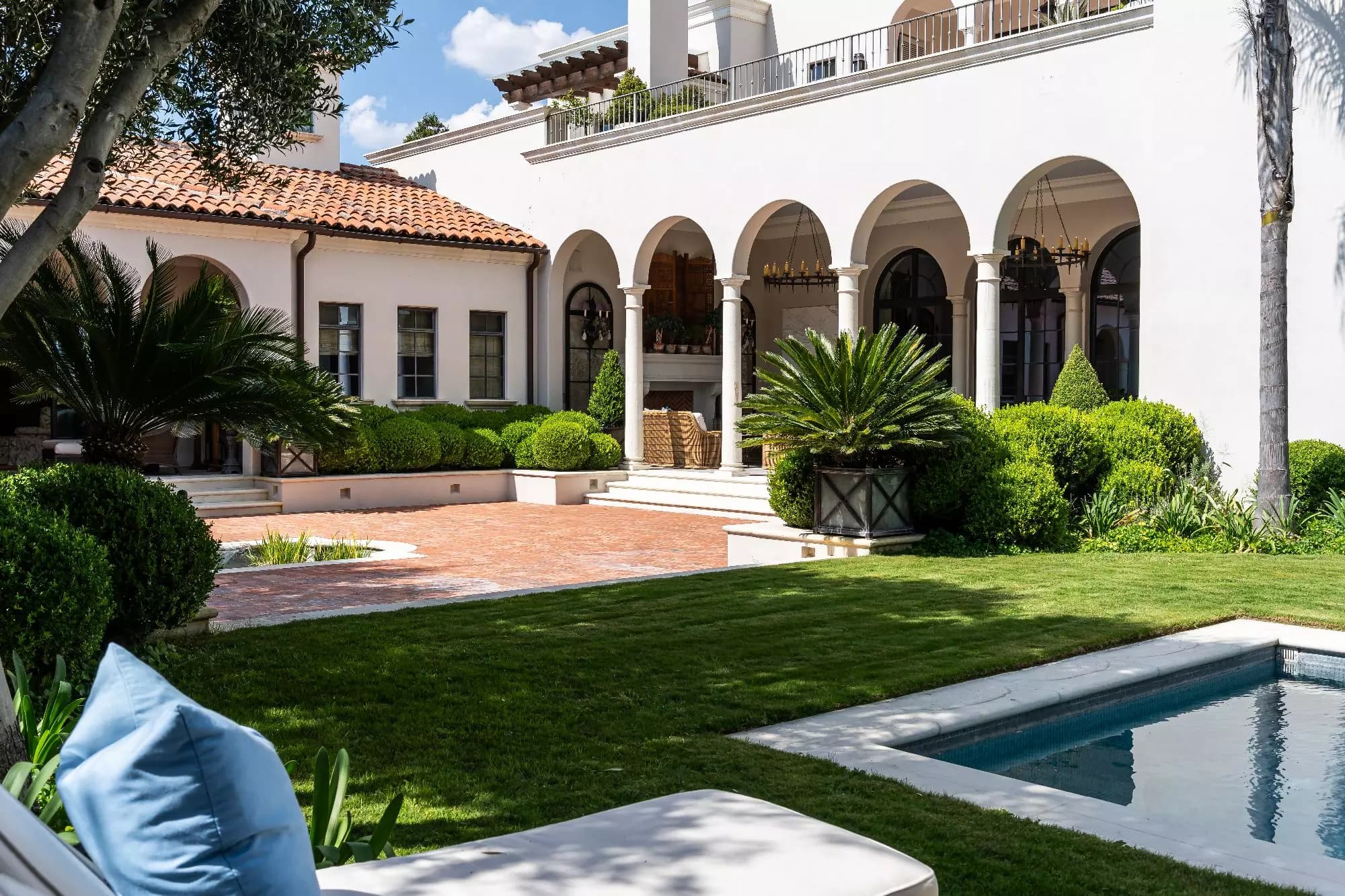 Casa Sienna — Atascadero (Arcos de San Miguel), San Miguel de Allende — photo 11 — elegant courtyard with arched colonnade elegance