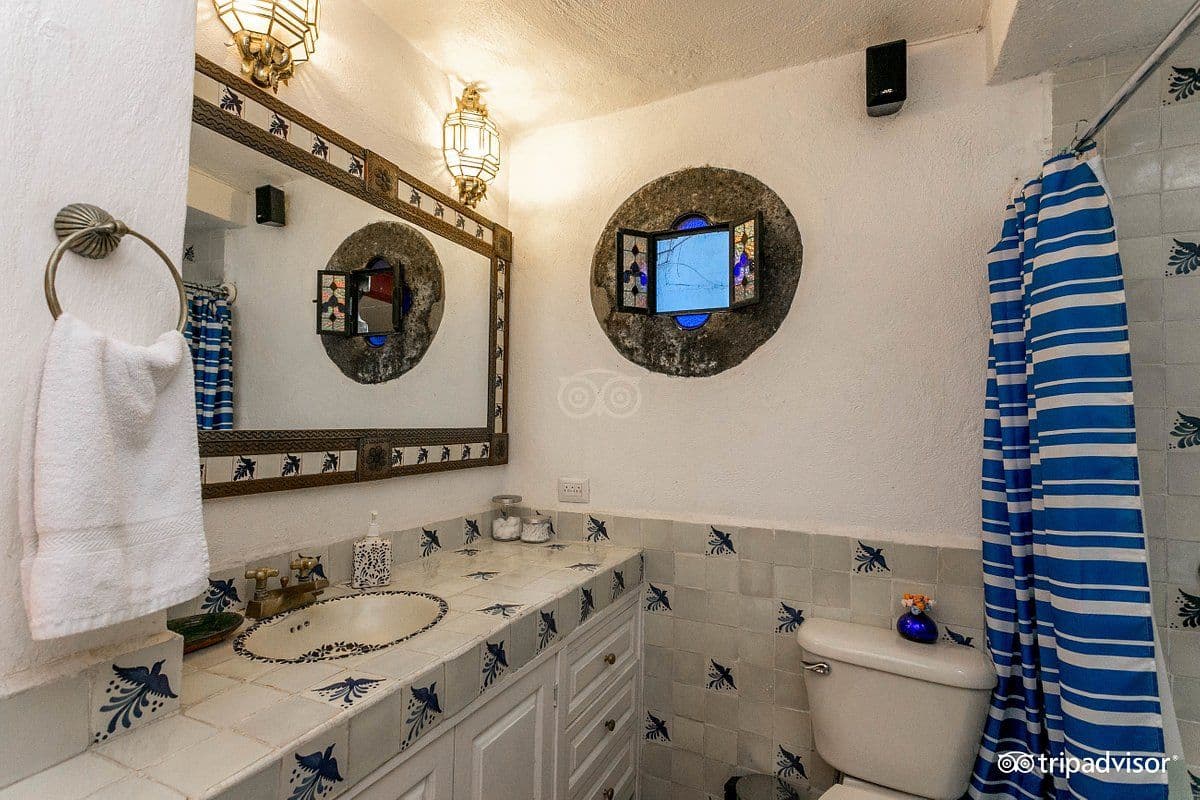 CASA CINCO PATIOS CENTRO β Centro, San Miguel de Allende β photo 17 β charming colonial-style guest bath
