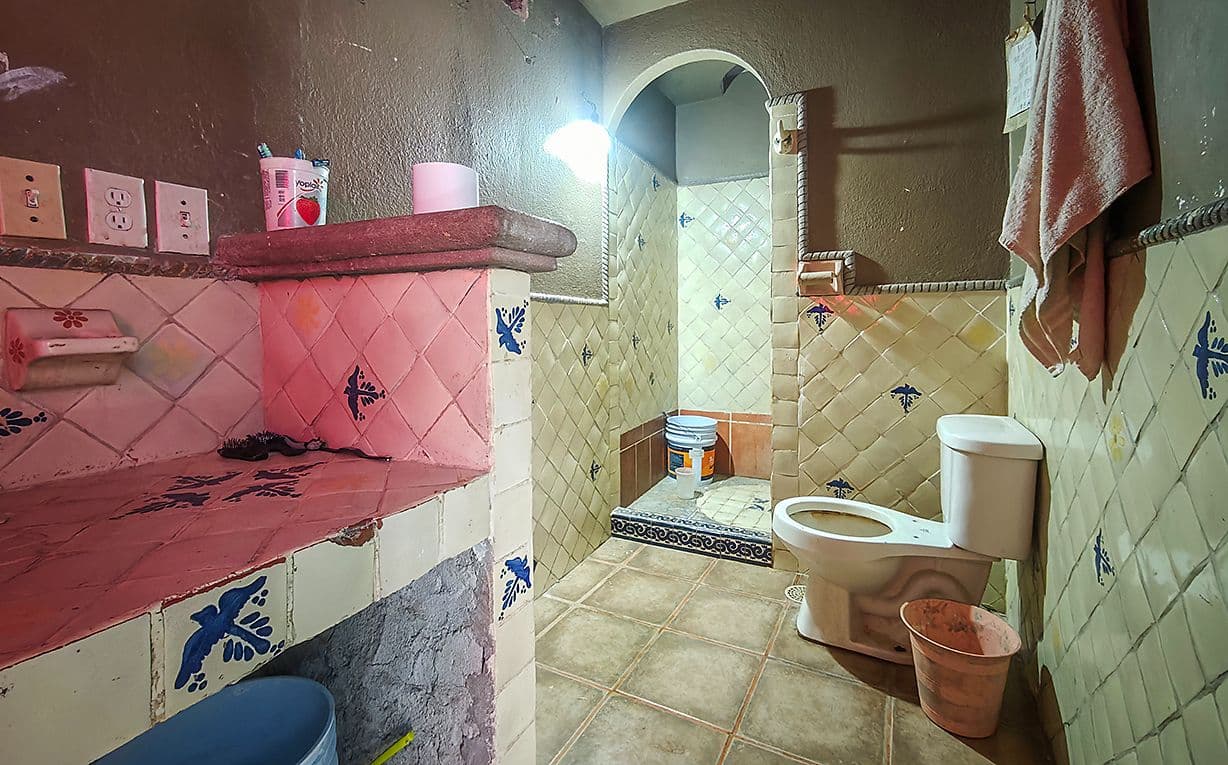 Proyecto Cjon. De Chepito — Centro, San Miguel de Allende — photo 16 — charming traditional mexican bathroom with character