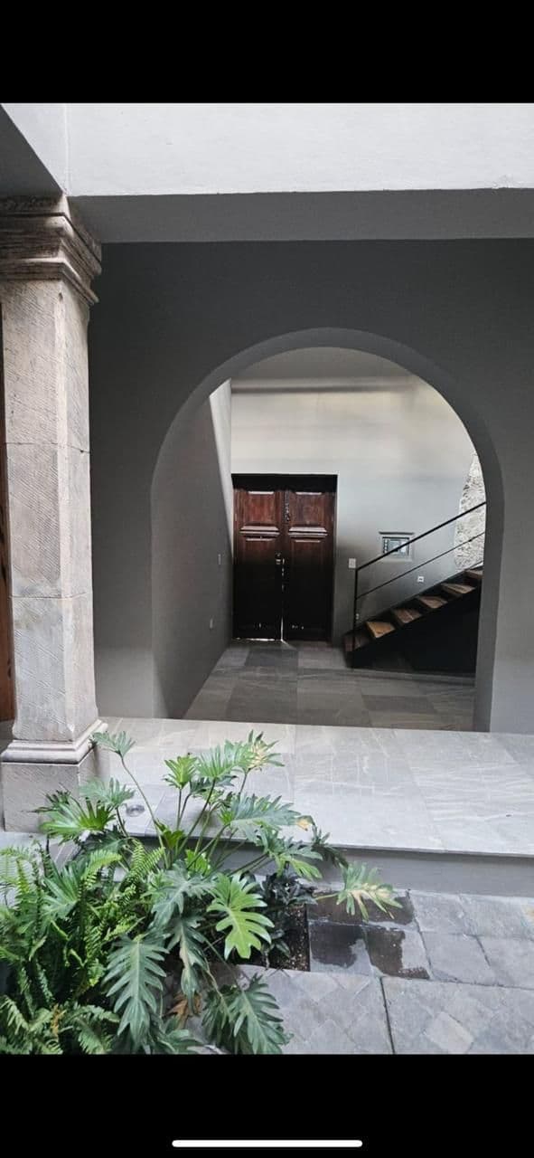 RECREO 15 — Centro, San Miguel de Allende — photo 8 — elegant arched entry, sophisticated interior passage