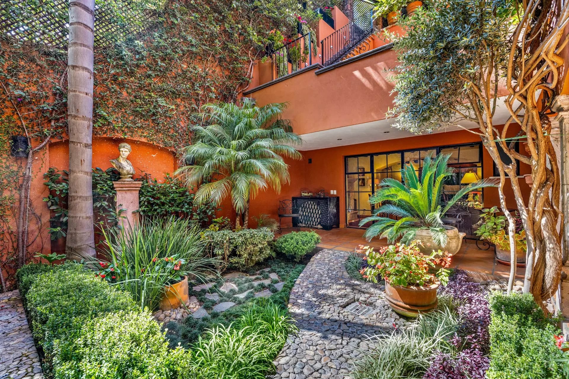 Casa Flora — Guadiana, San Miguel de Allende — photo 18 — lush courtyard, vibrant colonial charm