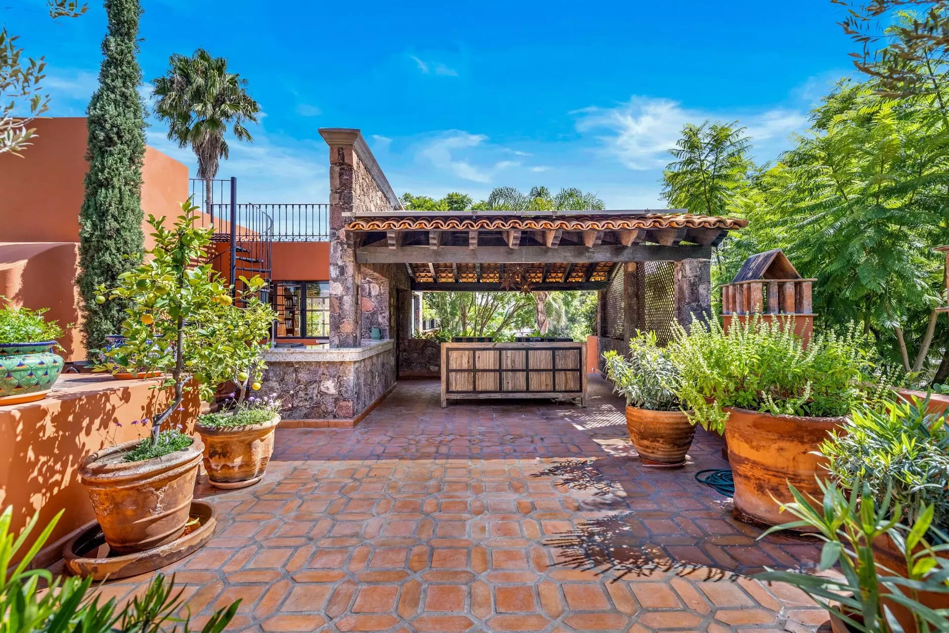 Casa Flora — Guadiana, San Miguel de Allende — photo 24 — sunlit courtyard, authentic colonial charm