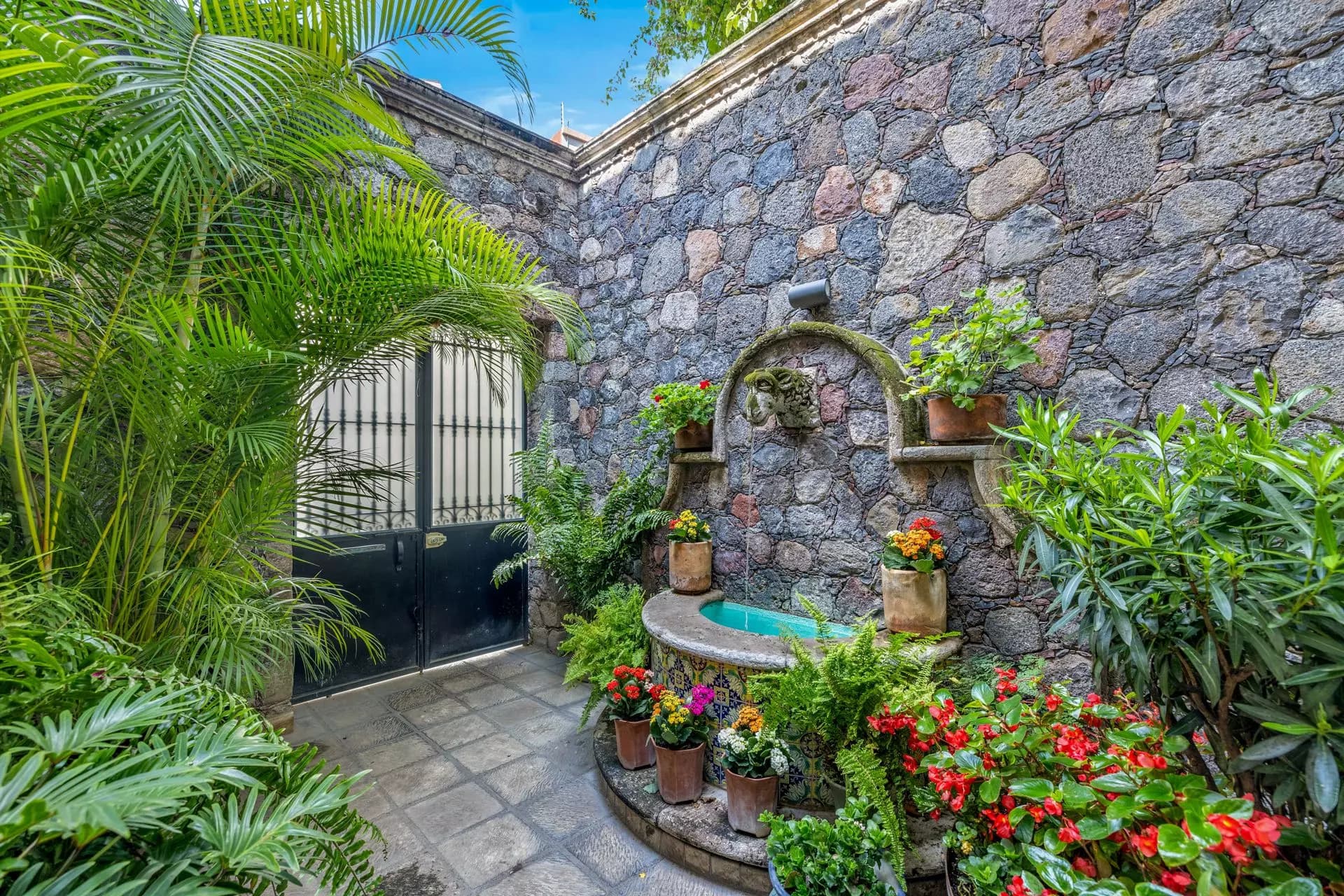 Casa Flora — Guadiana, San Miguel de Allende — photo 3 — charming colonial courtyard oasis